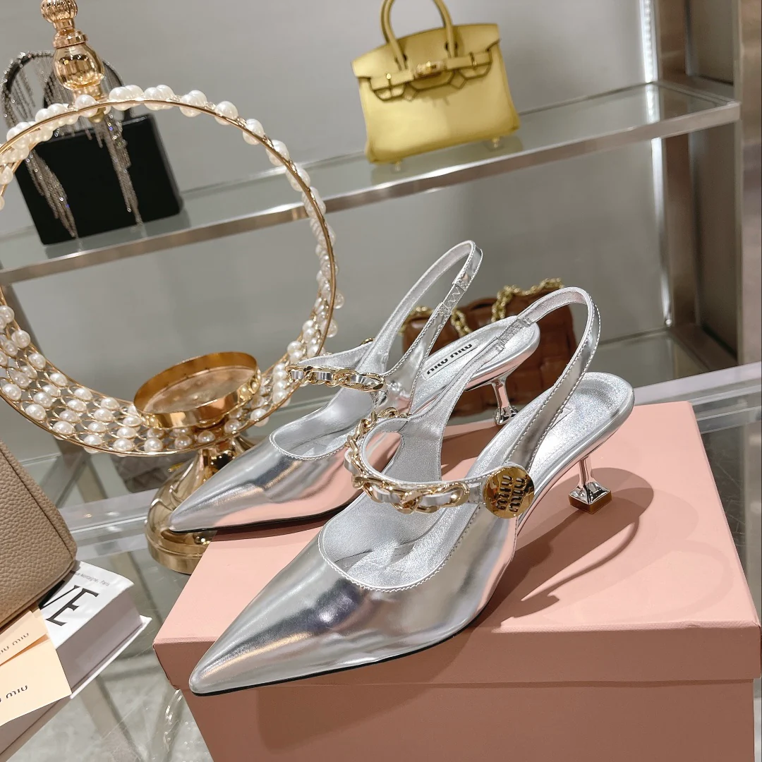 Новинка сезона осень/зима 2022 от Miu Miu - Туфли на каблуке с острым носком и разрезом - Серебристые