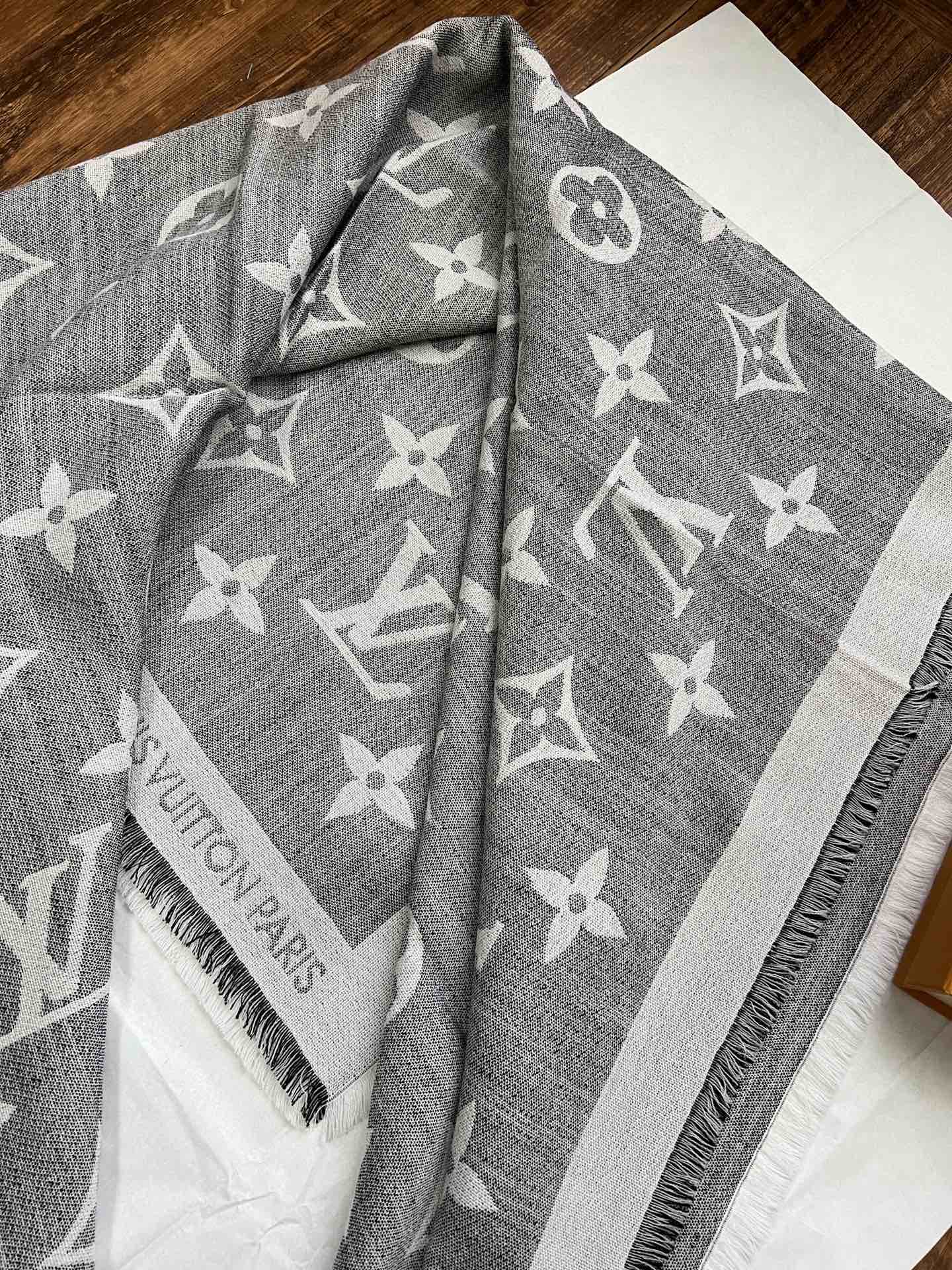 Шарф с монограммой LV - 140 см - 70 см - кашемир 30 см - шелк - серый