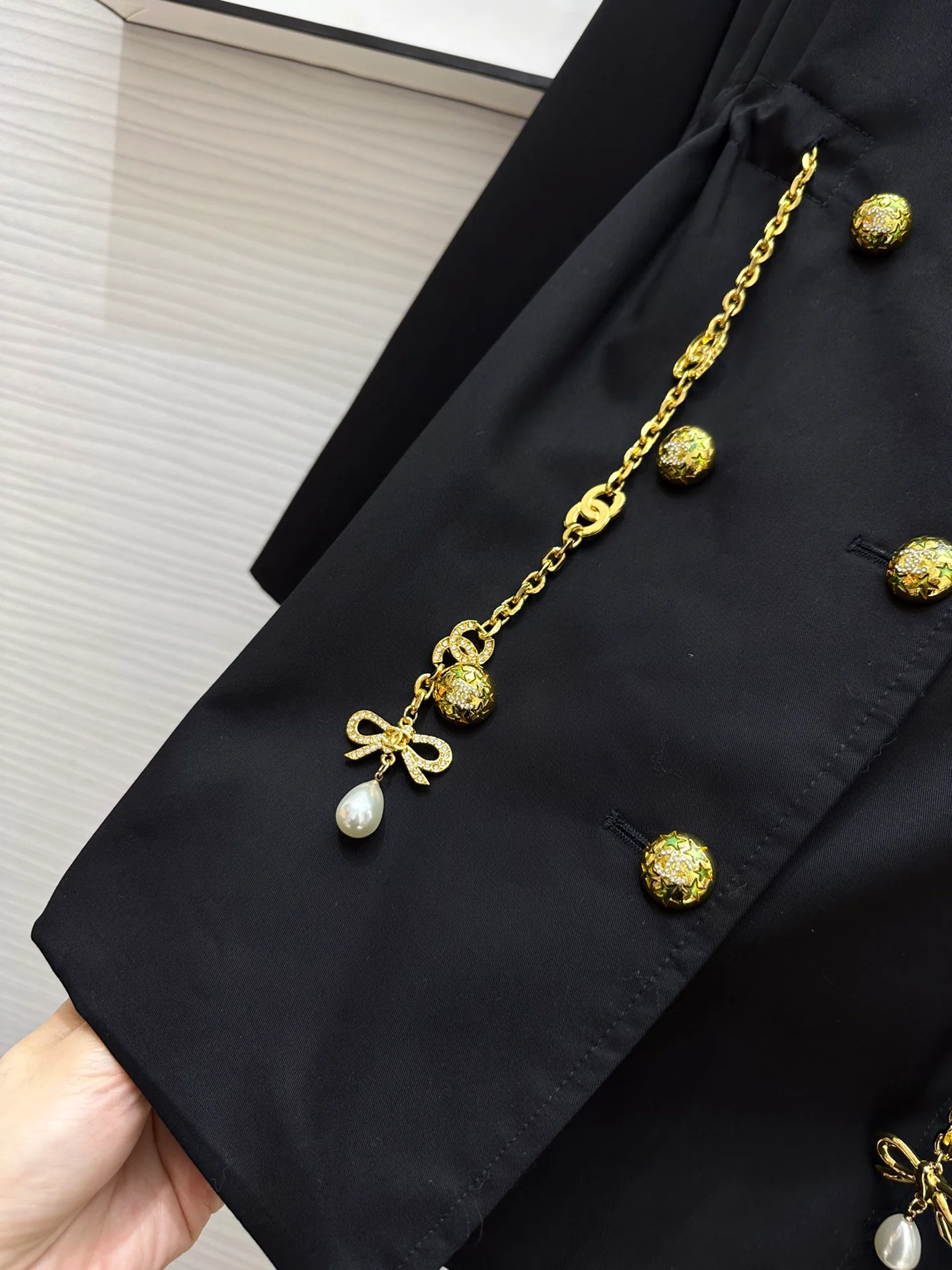 Тренч Chanel 2403-24 Весна/Лето, новый, с двубортной отделкой цепочками, черный.