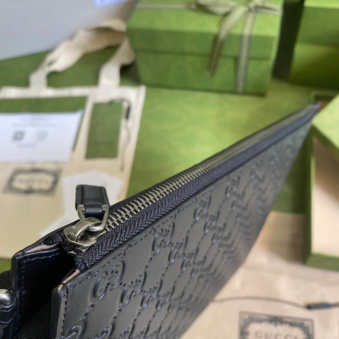 Gucci 压花皮手拿包