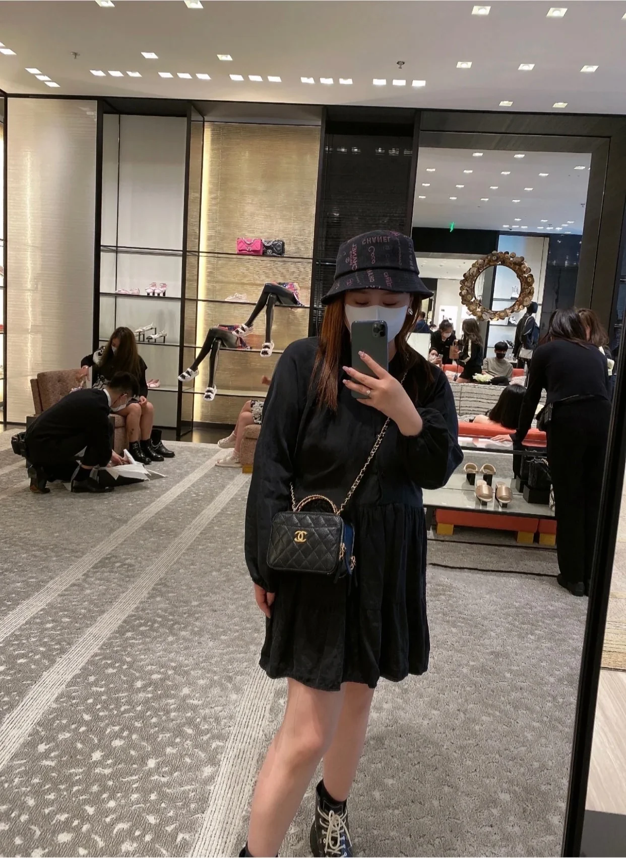 Chanel - Новая сумка-фотоаппарат с ручкой в ??виде буквы - Сумка-коробочка - Фотографии в действии