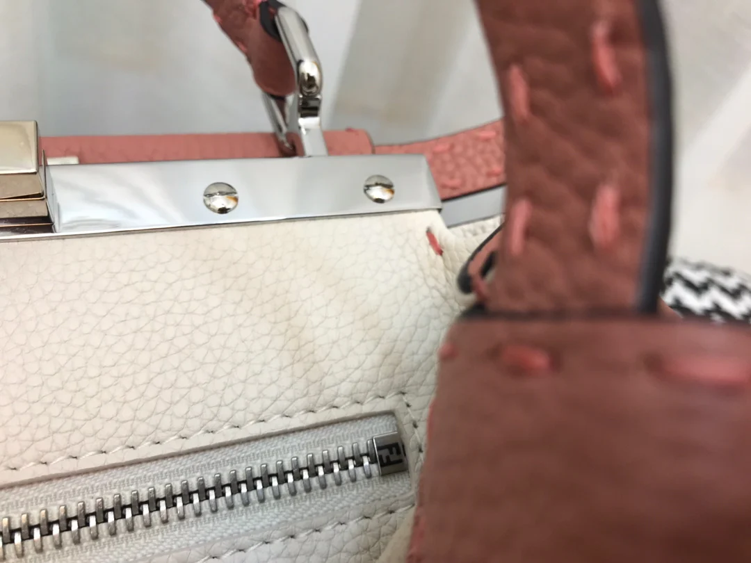 Мини-сумочка Fendi Peekaboo из розовой кожи