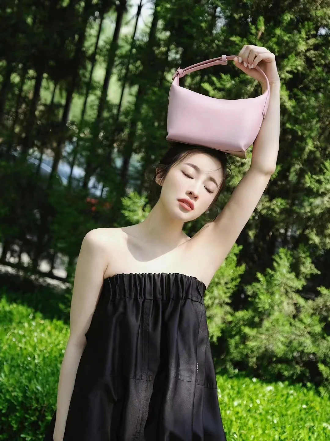 Сумка для обеда Loewe Cubi, светло-розовая, Panerai, из телячьей кожи - 20-5-17-12-5 см - Фотографии в одежде.