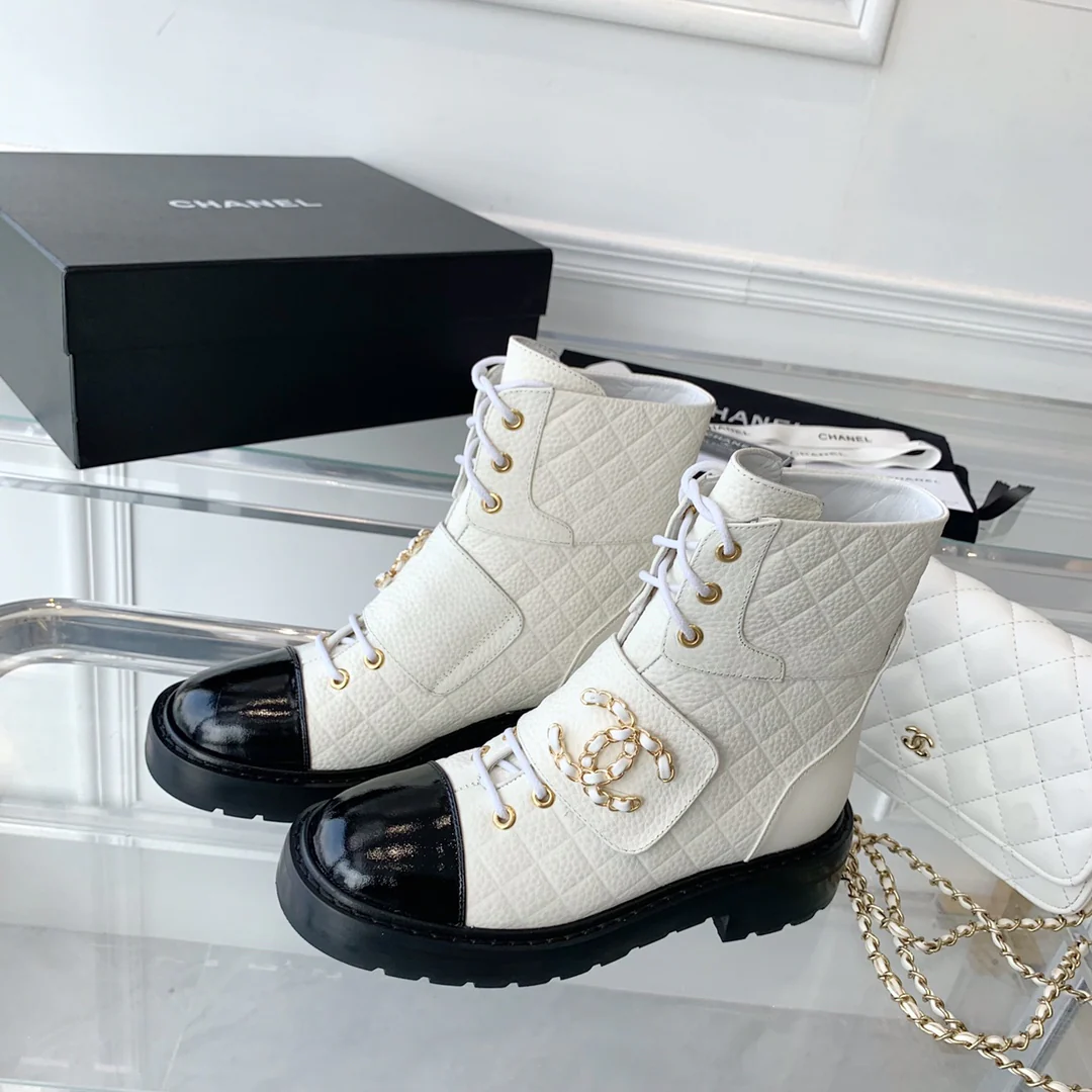 Ботинки Chanel 22 с двойным логотипом C в черно-белой цветовой гамме.