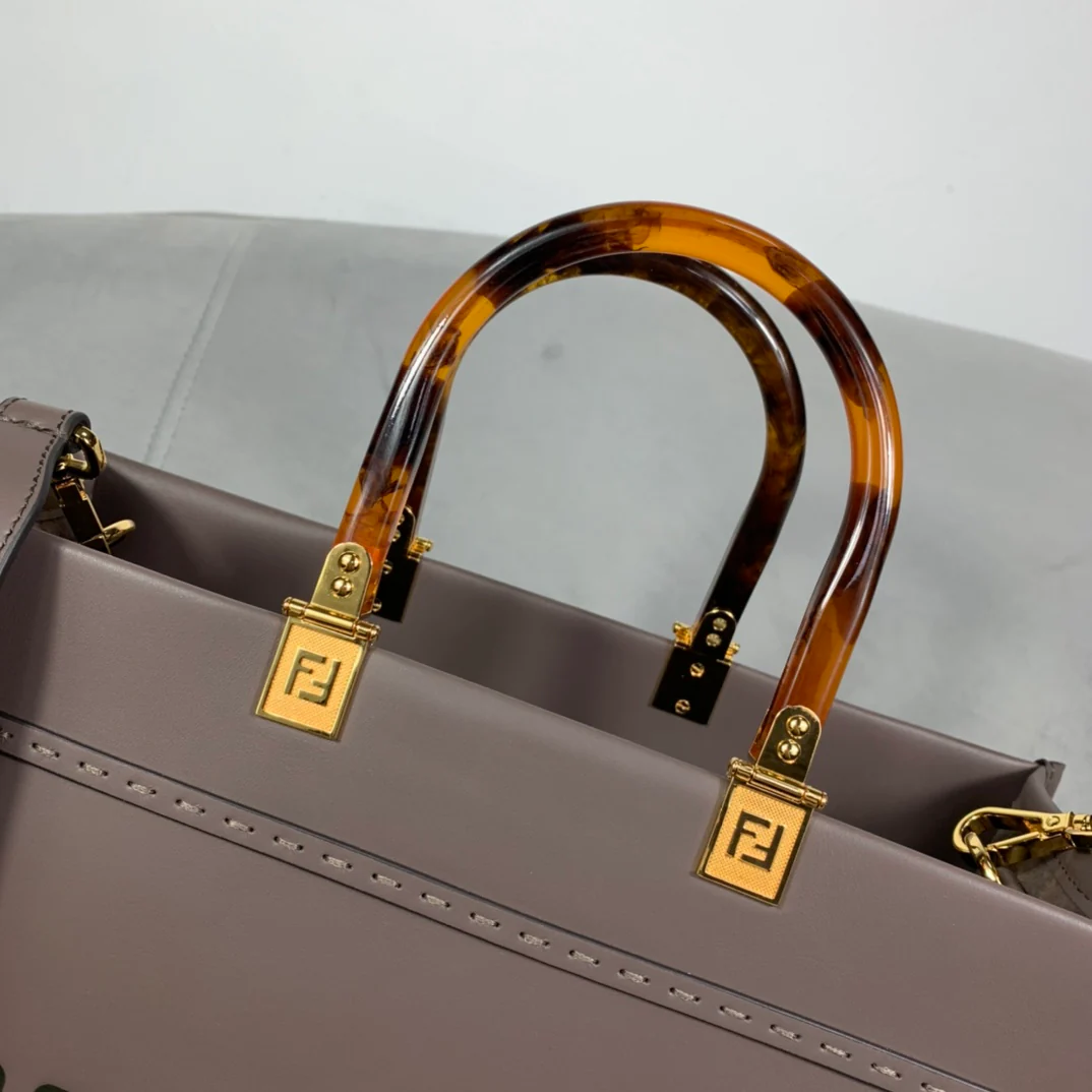 Сумка Fendi Sunshine Medium из коричнево-серой кожи.