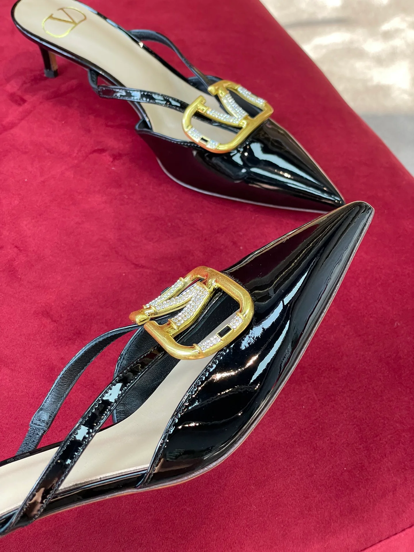 Новинка сезона осень/зима 2022 от Valentino — туфли-лодочки на низком каблуке с V-образным вырезом, украшенные стразами.