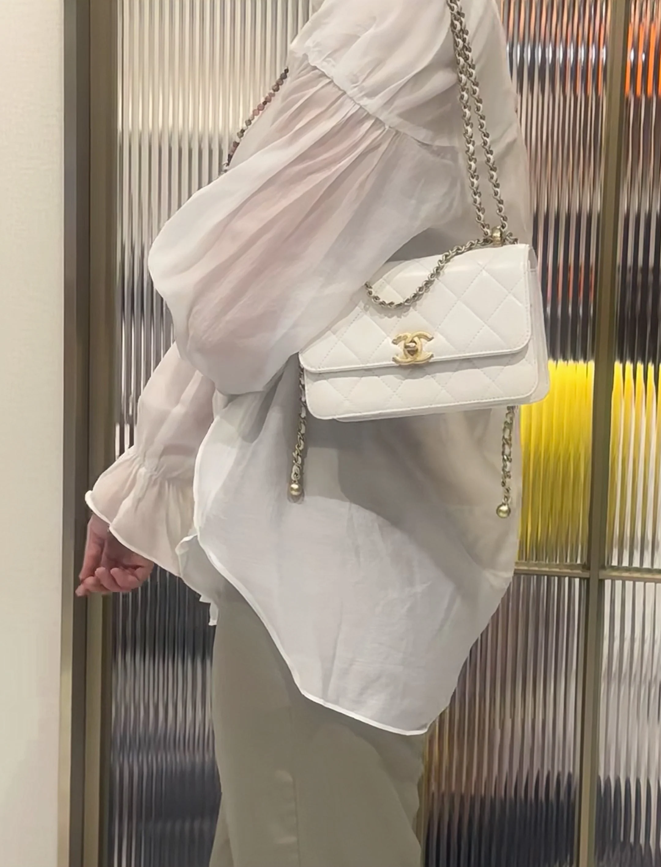 Маленькая белая сумка Chanel 24c с двойным золотым бисером и клапаном.