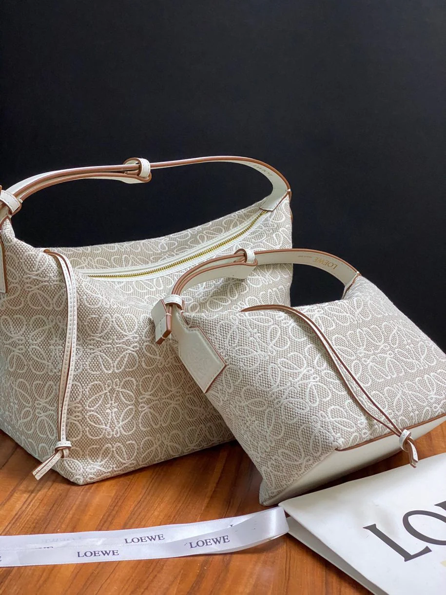 Большая сумка для ланча Loewe Cubi, белая, с вышивкой.