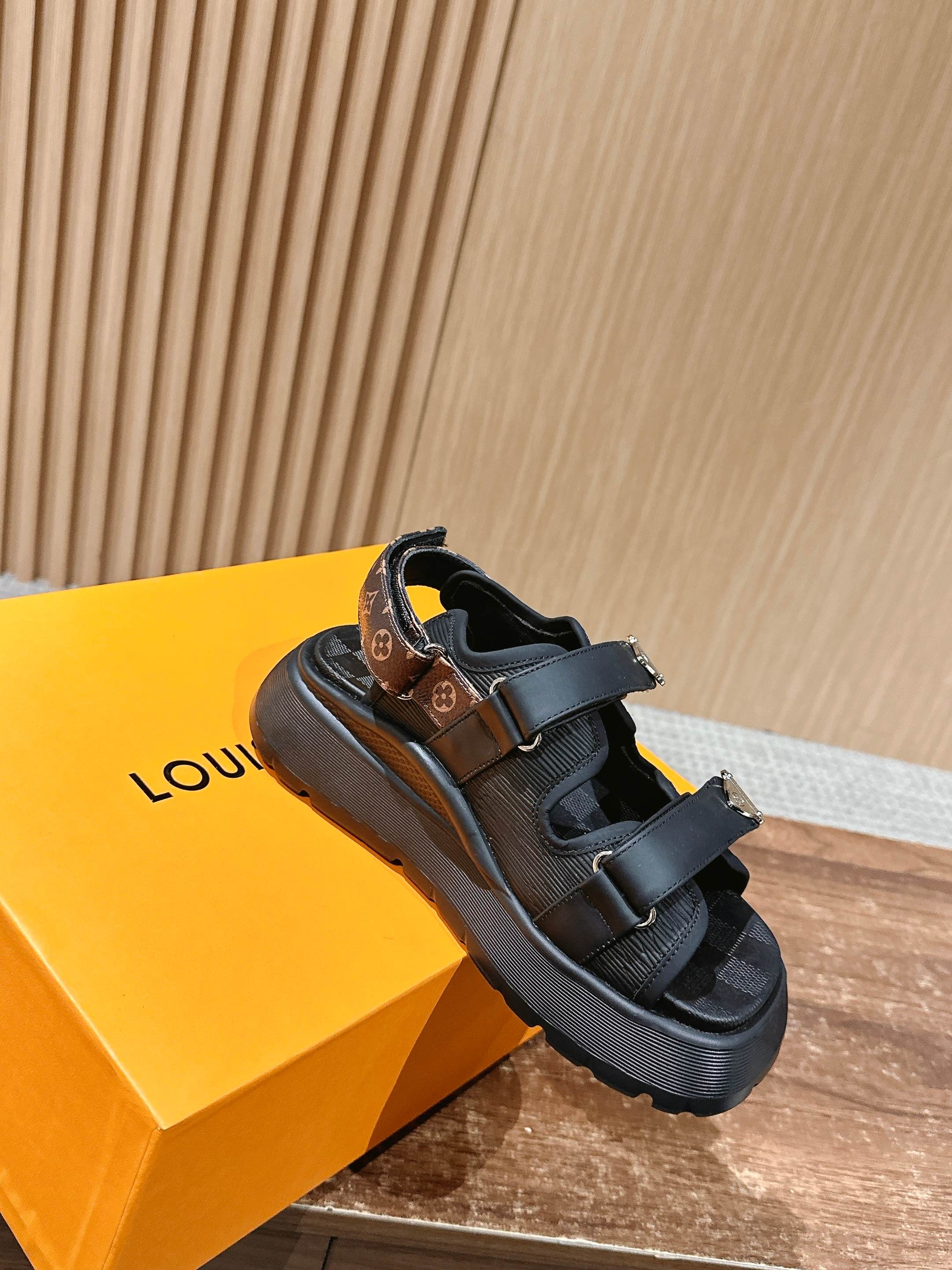 Новая коллекция LV ?Ранняя весна 2025? — кожаные замшевые сандалии — черные.