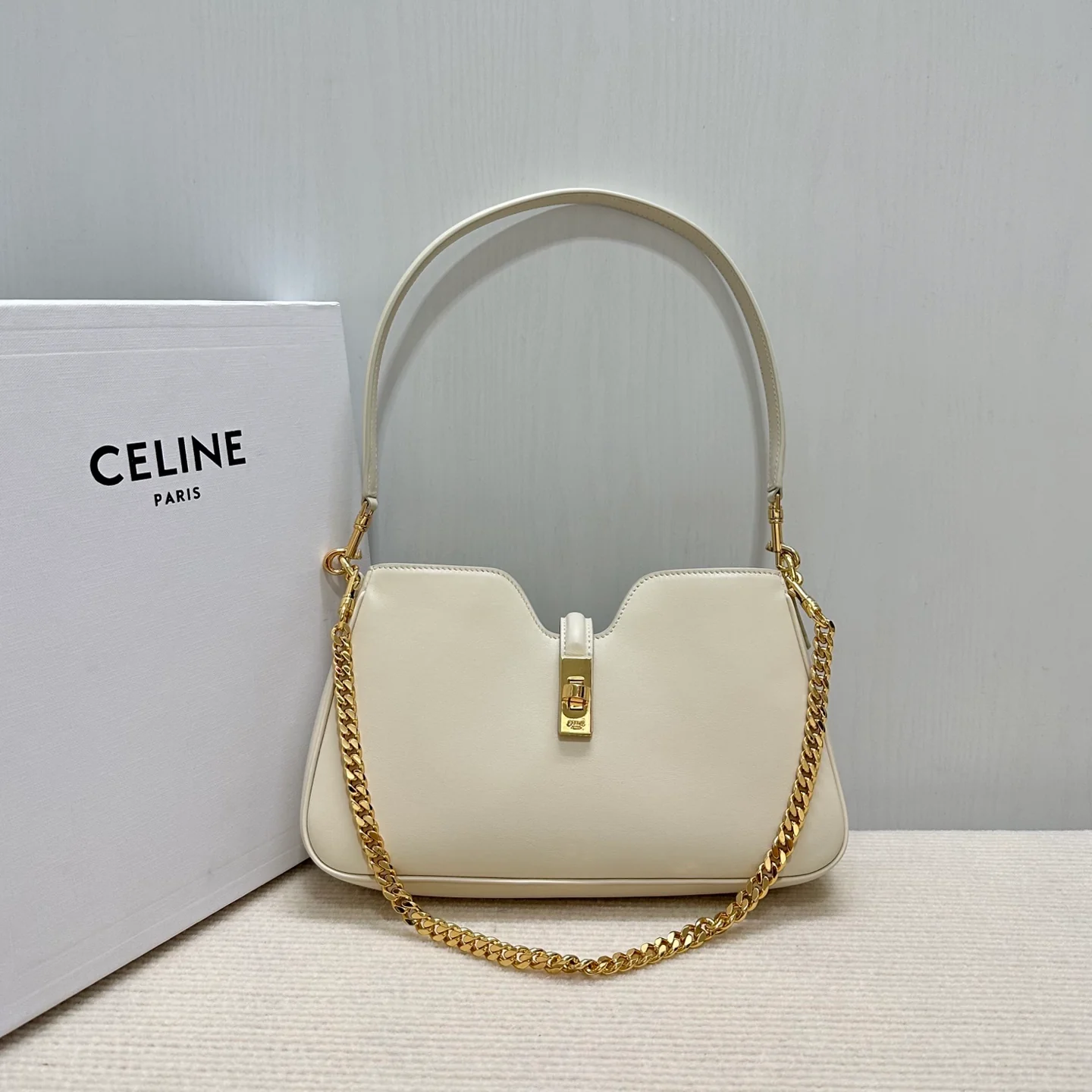 Сумка Celine Camille 16 из мягкой кожи с цепочкой - белая.