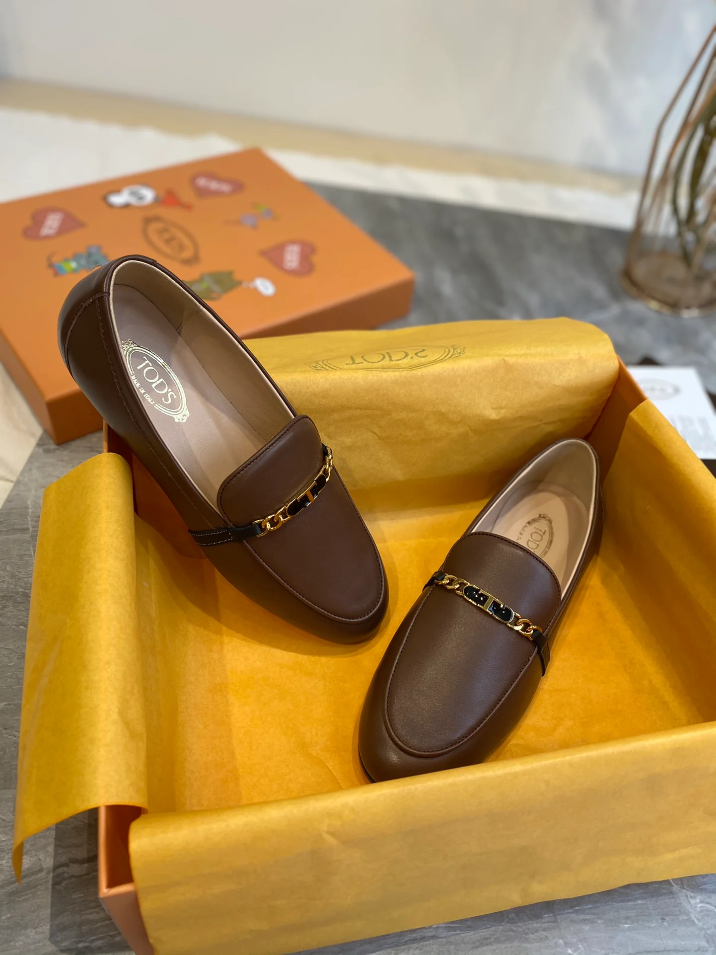 Tods - Сдержанные лоферы с тонкой цепочкой - 3