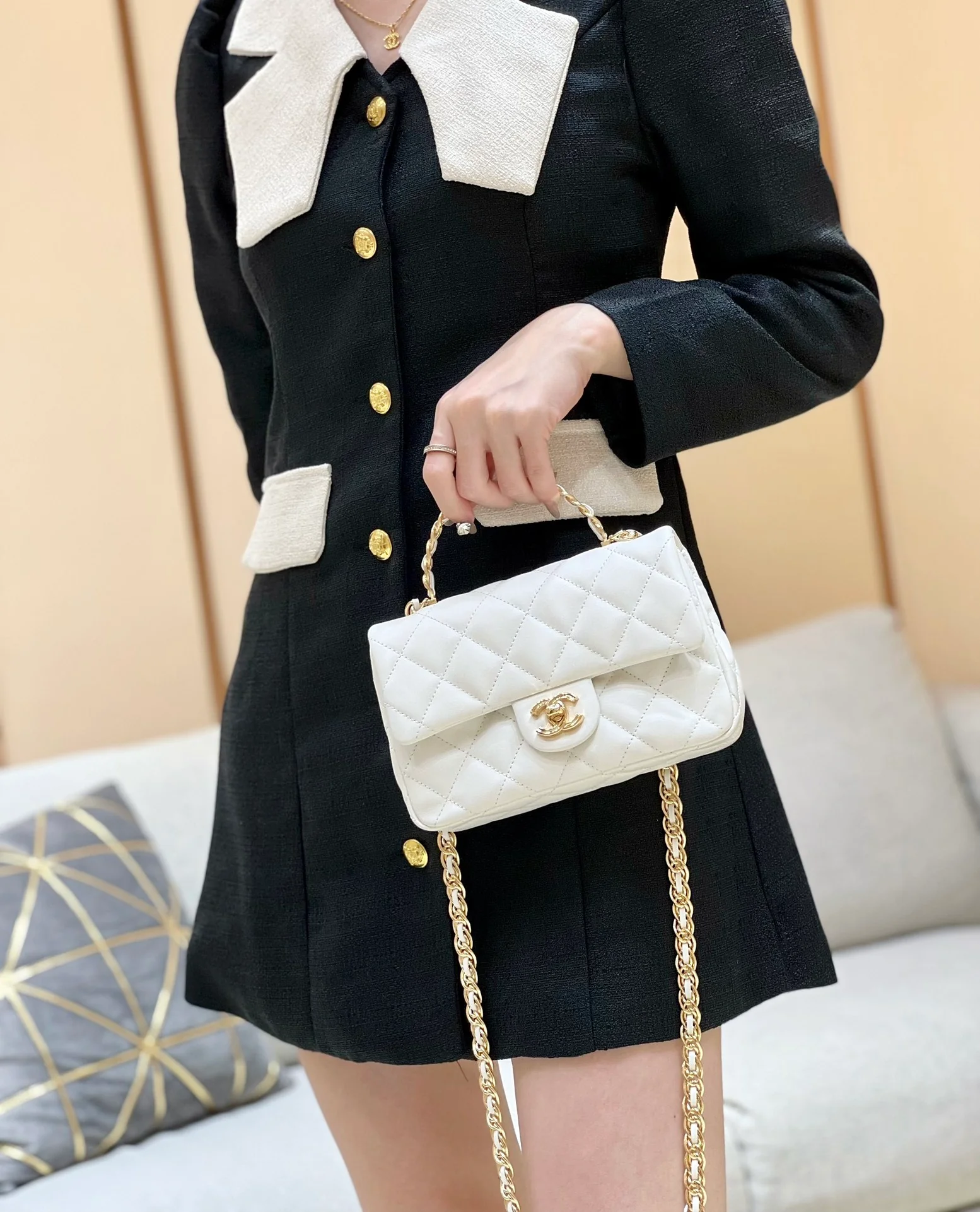 Ручка Chanel 23a CF со стразами - белая