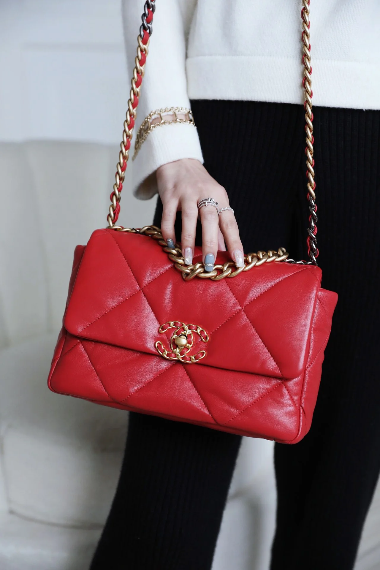 Сумка Chanel 19 - маленькая, красная.