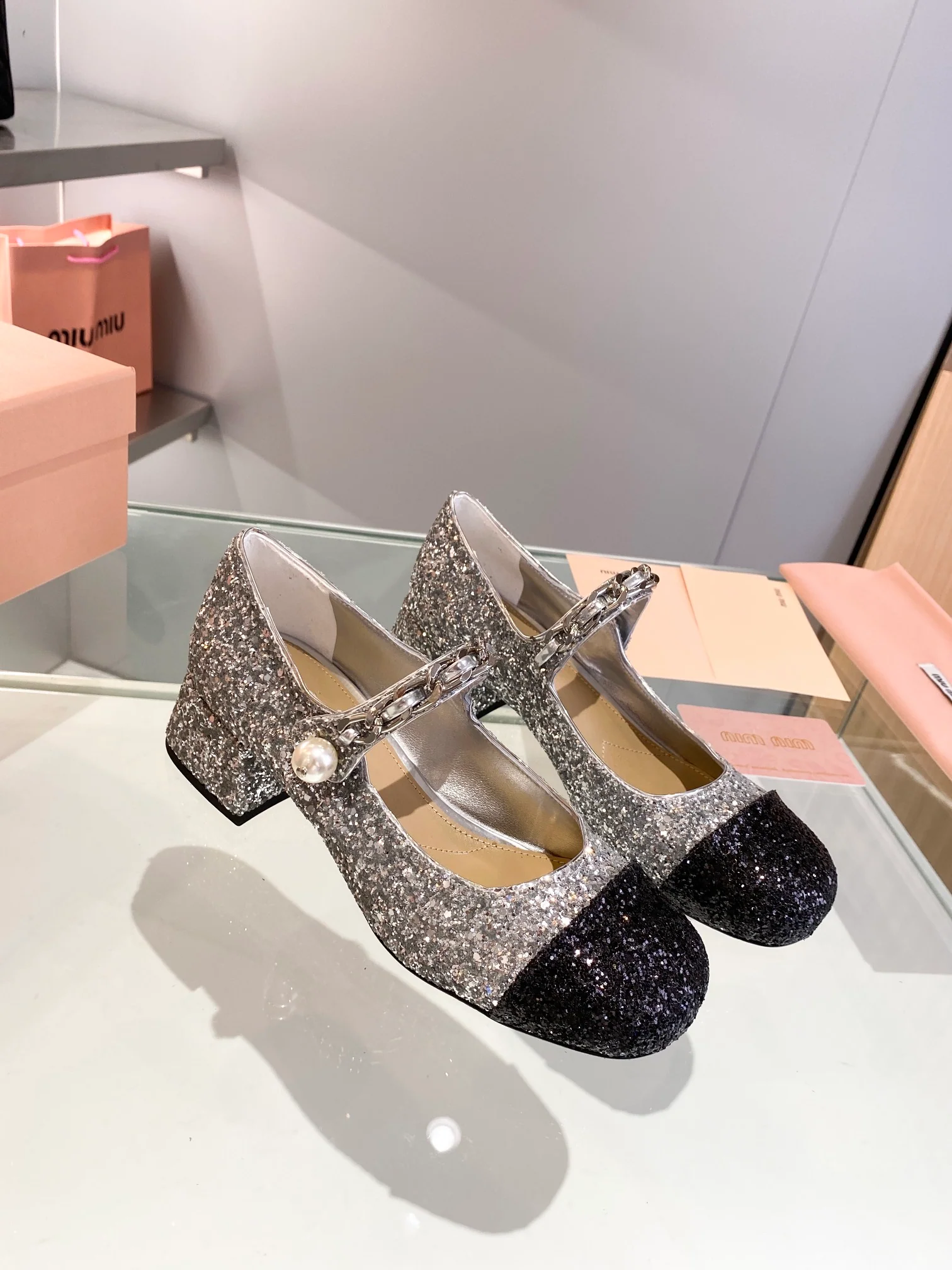 Новинка осенне-зимней коллекции Miu Miu 2023 — балетки со стразами — на низком каблуке — серебристые.