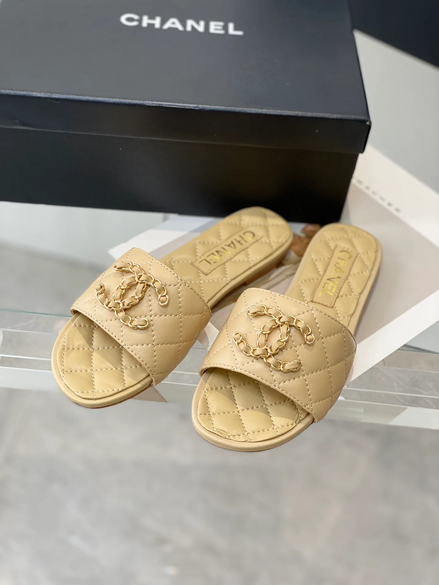 Новинка 2023 года от Chanel - стеганые тапочки из овечьей кожи.