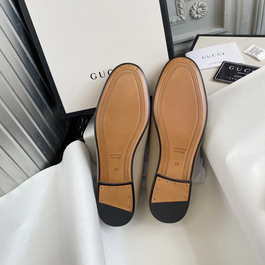 Новинка сезона весна/лето 2022 — двусторонние лоферы Gucci с пряжкой в ??виде конской уздечки.