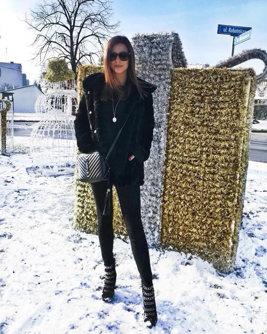 Фотосумка YSL Lou Bag — черная с серебристой фурнитурой.