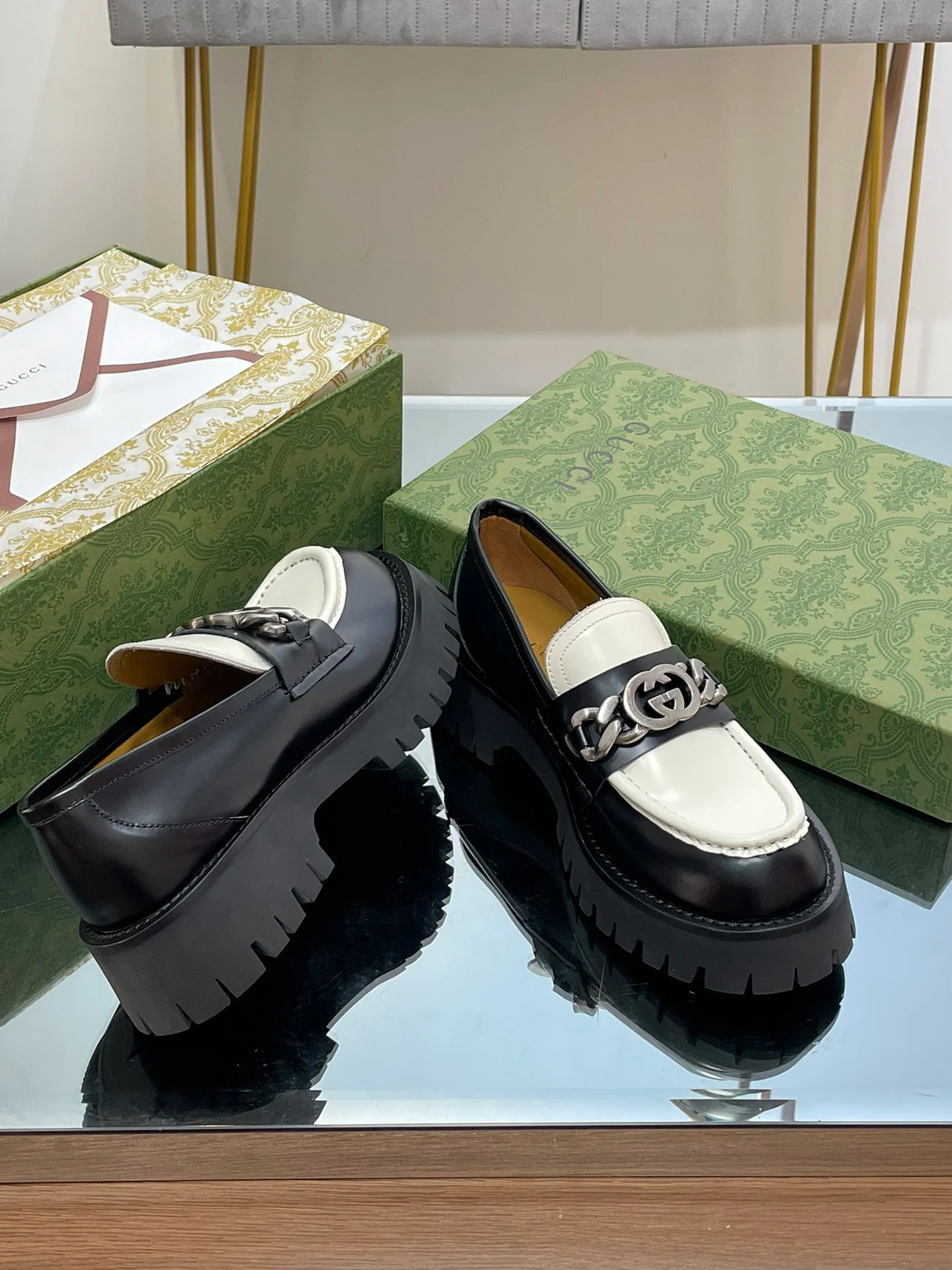 Лоферы Gucci с рифленой подошвой и переплетающимися двойными буквами G.