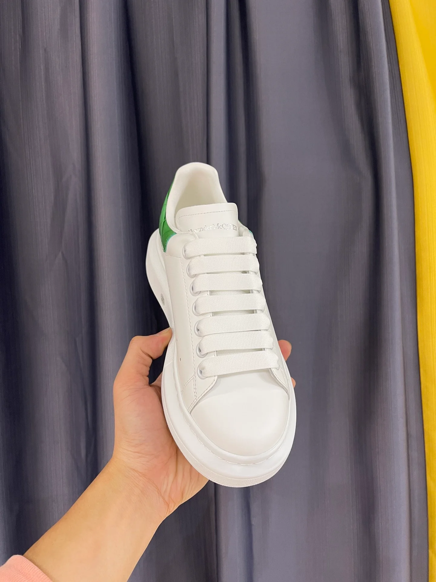 Классические белые кроссовки McQueen - унисекс - зеленая лакированная кожа, каблук с текстурой под камень.