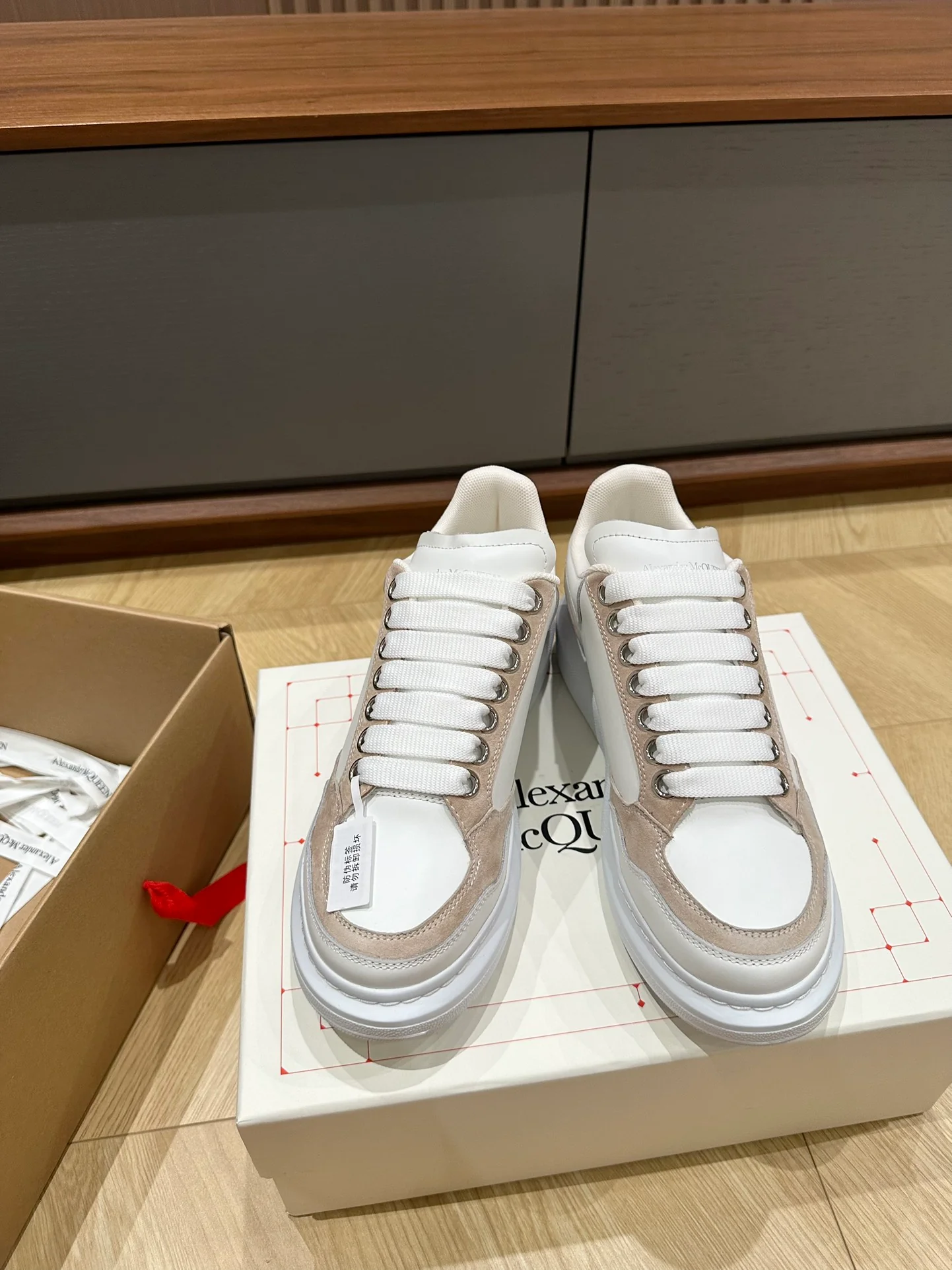 McQueen - Белые кроссовки с отделкой из телячьей кожи и замши - Унисекс - Абрикосовый цвет