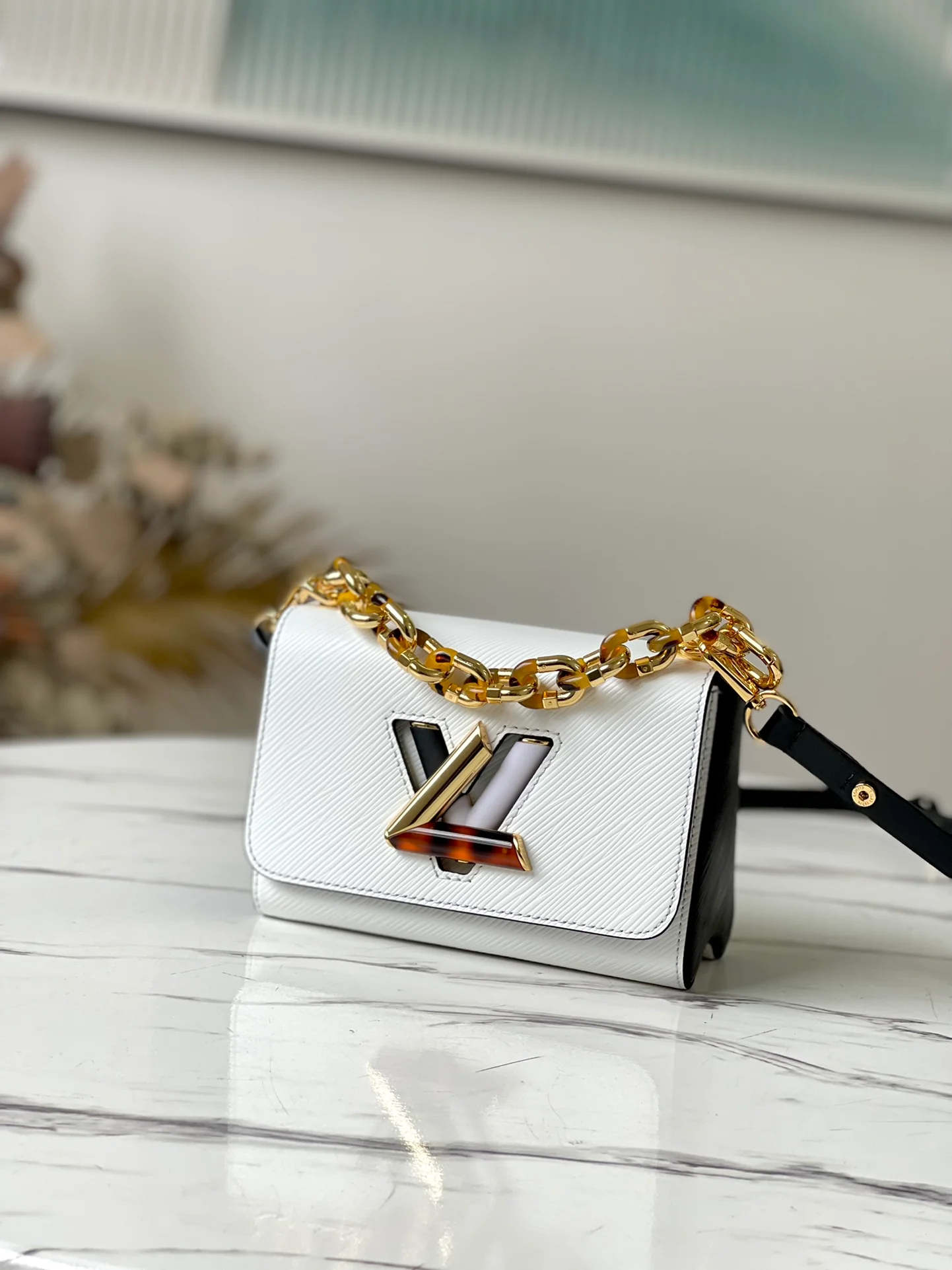 m58715-LV-twist-small handbag-chain bag-white