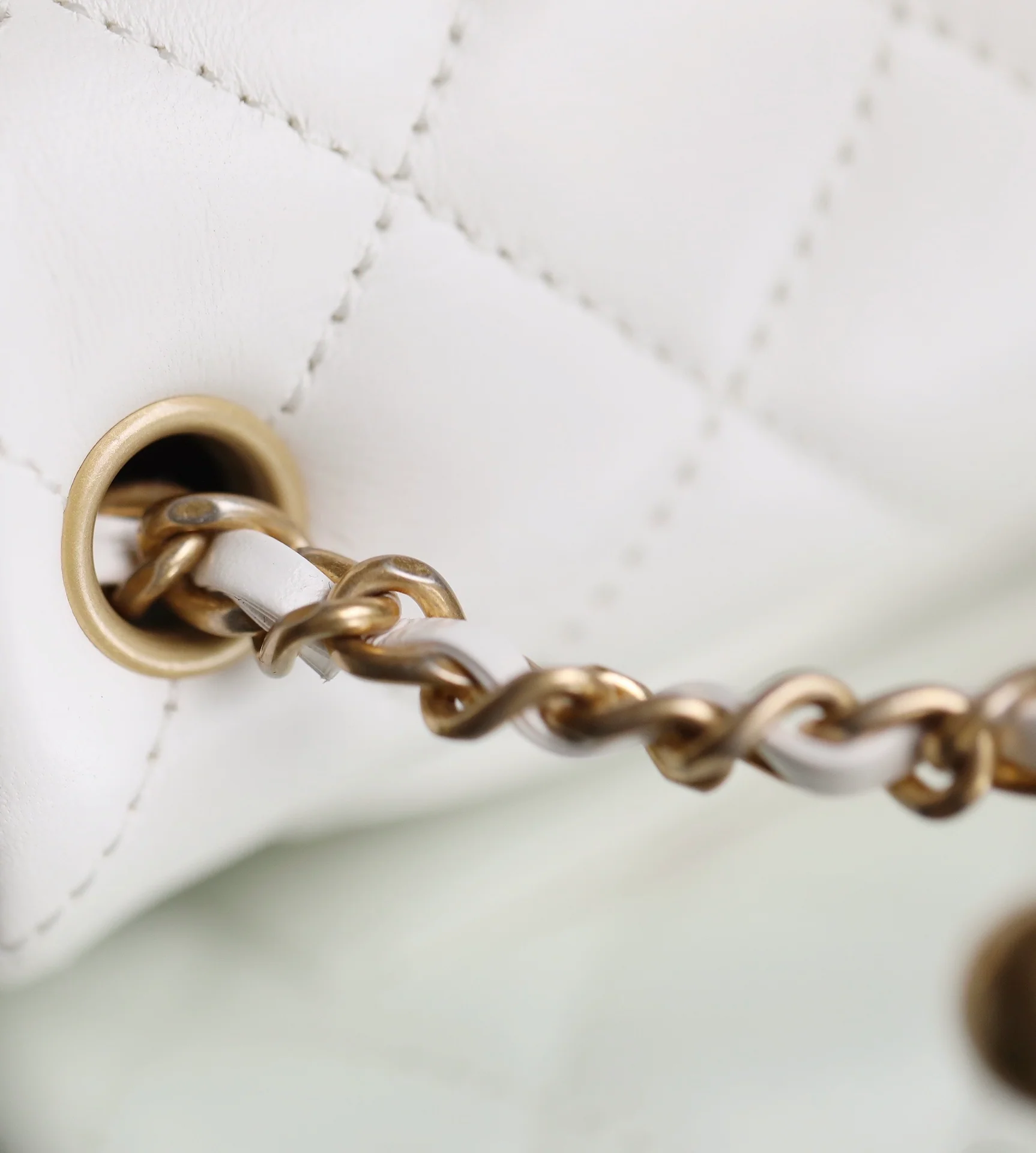 Chanel - Золотая сумка-клапан с шариком из углеродного волокна - Белая