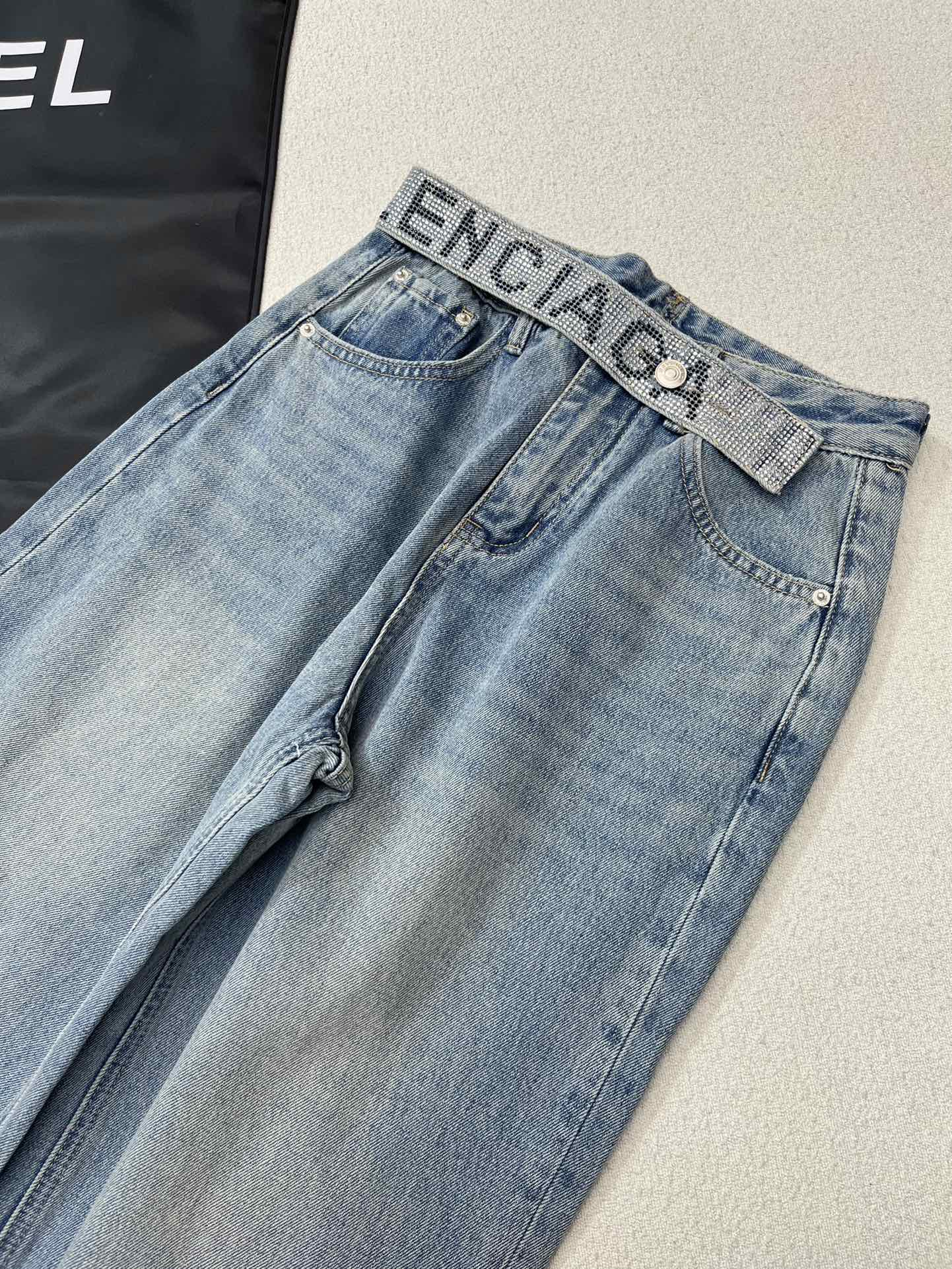Классические джинсы Balenciaga 2403 с едва заметной надписью из страз.