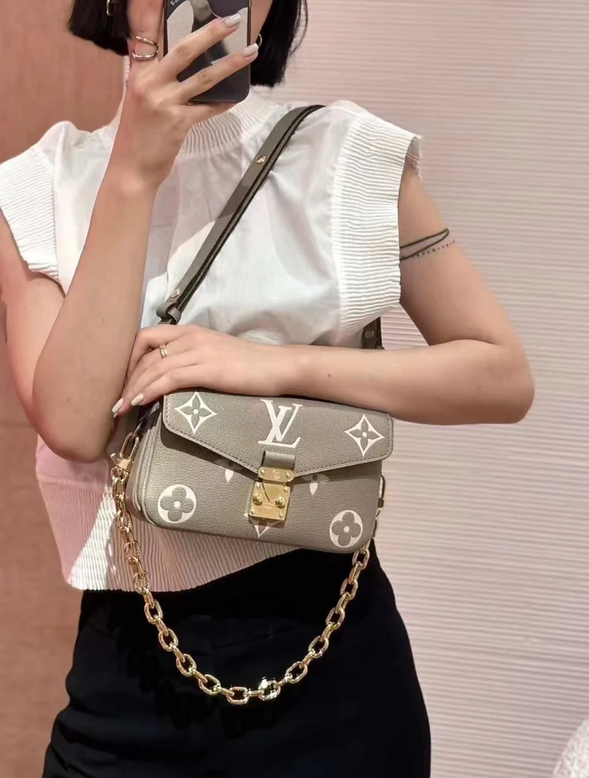 m46596-LV-pochette-metis-east-west-beige