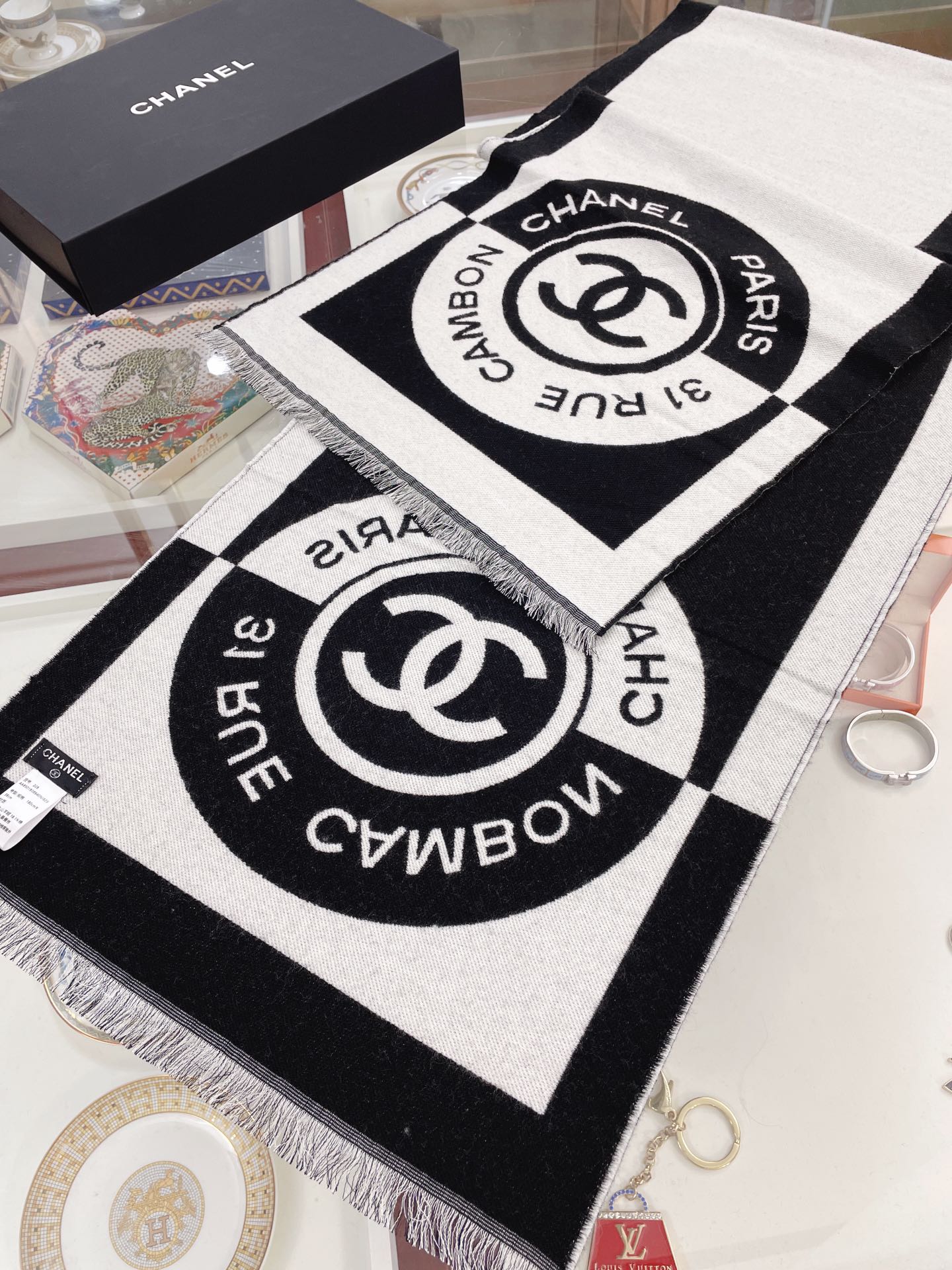 Chanel - Новый черно-белый длинный шарф