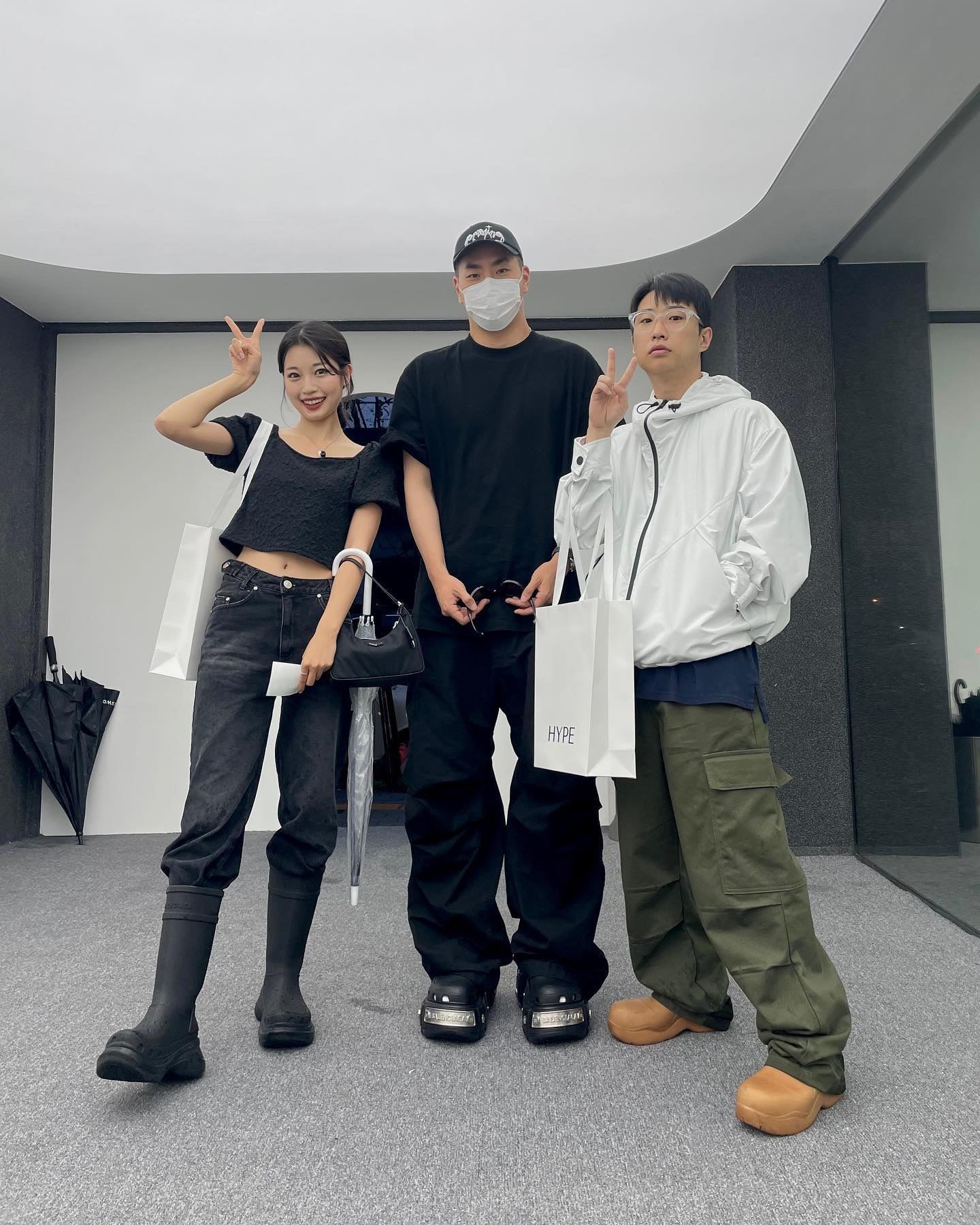 Резиновые сапоги Balenciaga на нескользящей платформе из коллекции осень/зима 2022 x Crocs — фотографии на теле.