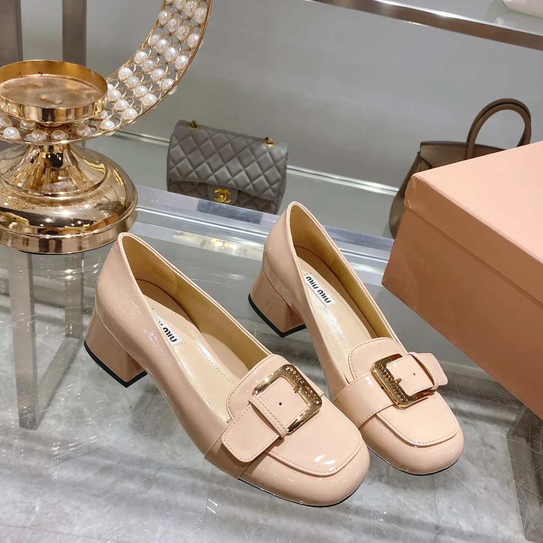 Новинка сезона осень/зима 2022 от Miu Miu - Туфли на низком каблуке с квадратным носком - Розовые