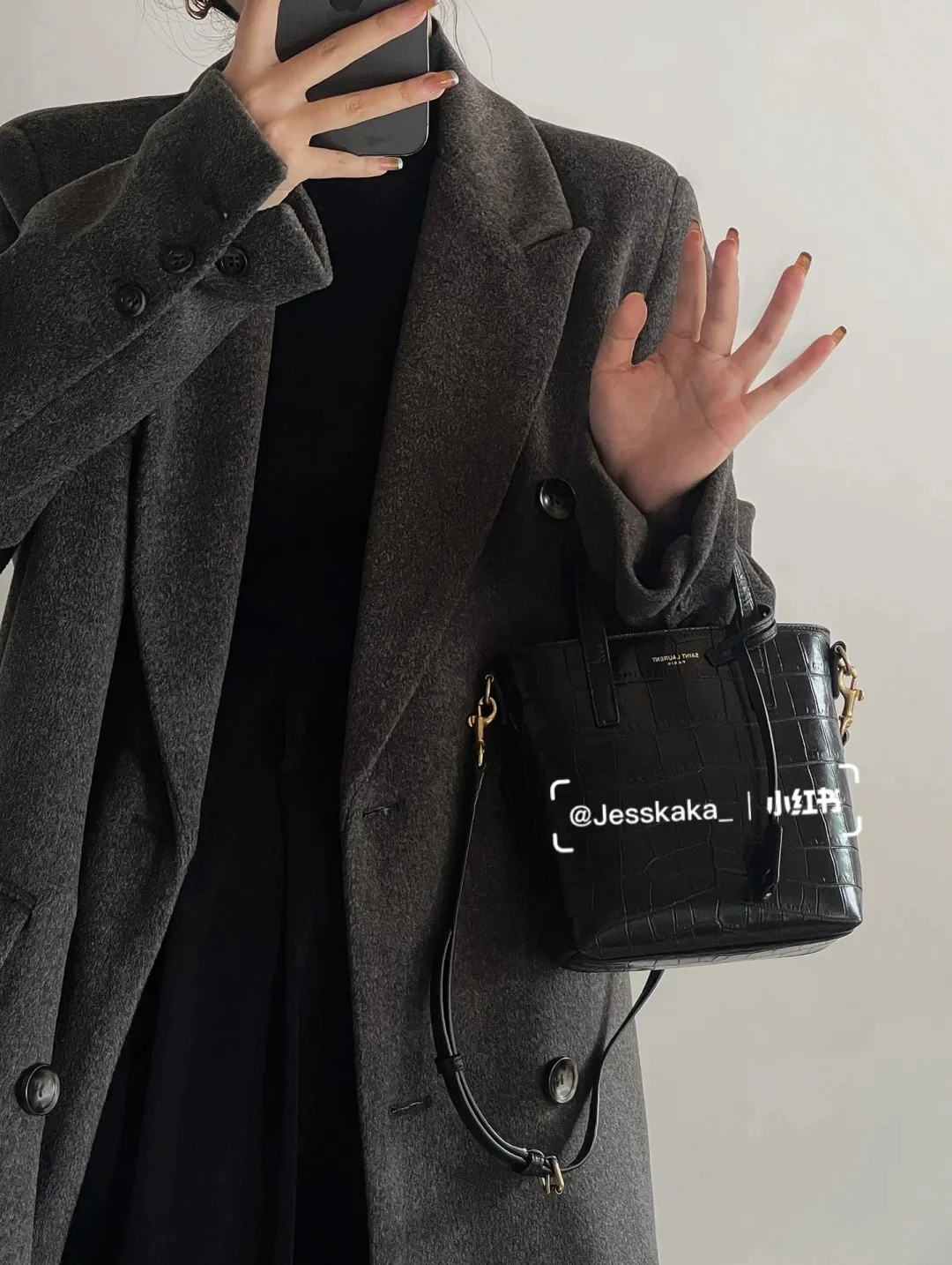 Мини-сумка YSL с крокодиловым принтом — черная — на фото.