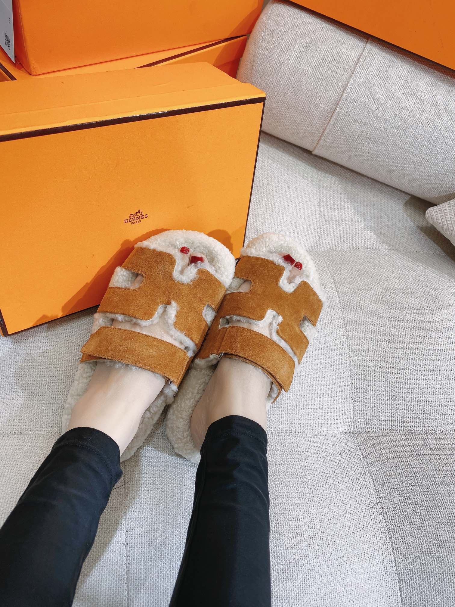 Новинка сезона осень/зима 2022 от Hermes - Домашние тапочки из овечьей шерсти и кожи в стиле пэчворк - Коричневые - 1 шт.