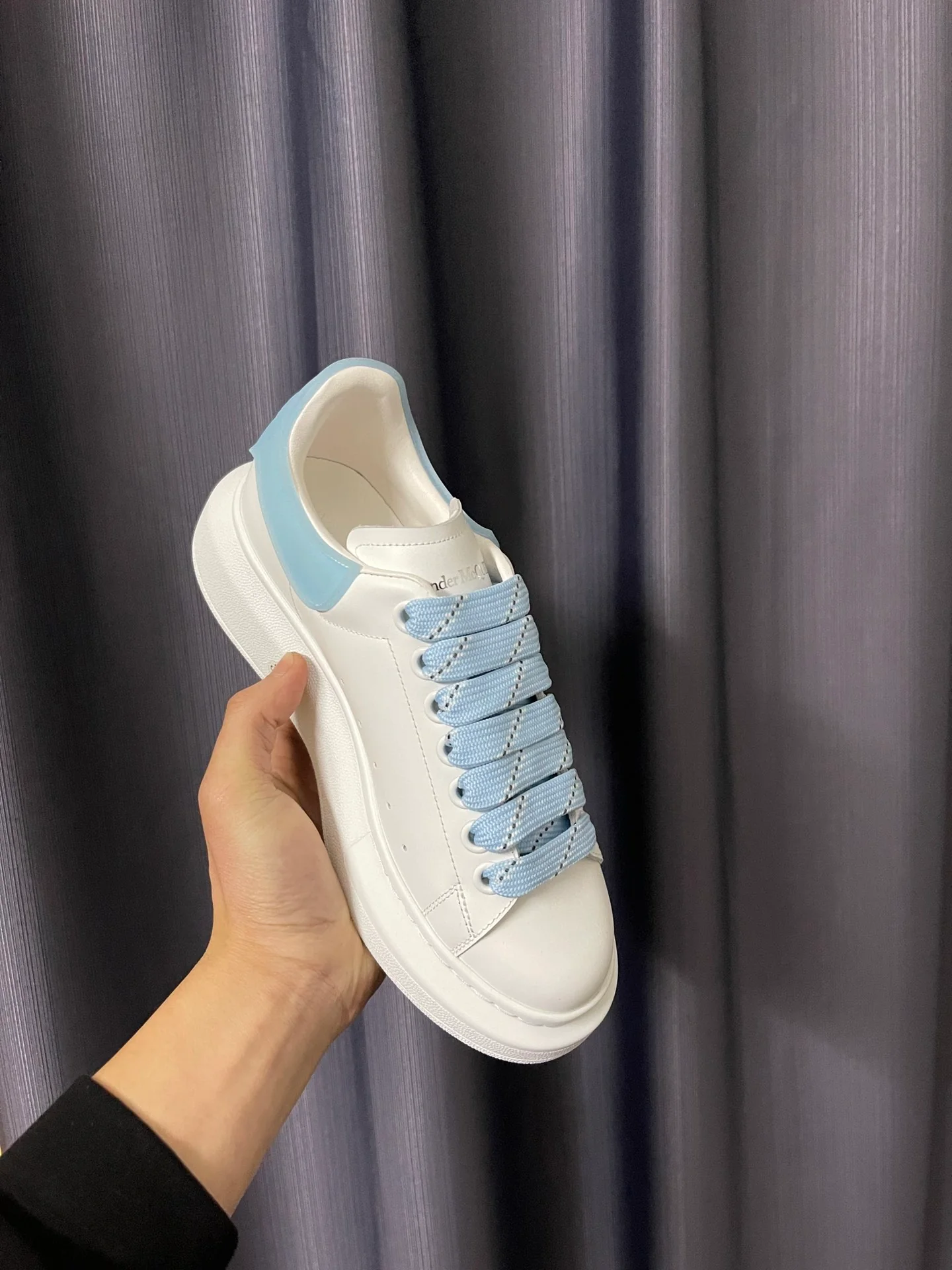 Классические белые кроссовки McQueen - унисекс - прозрачная голубая гелевая подошва