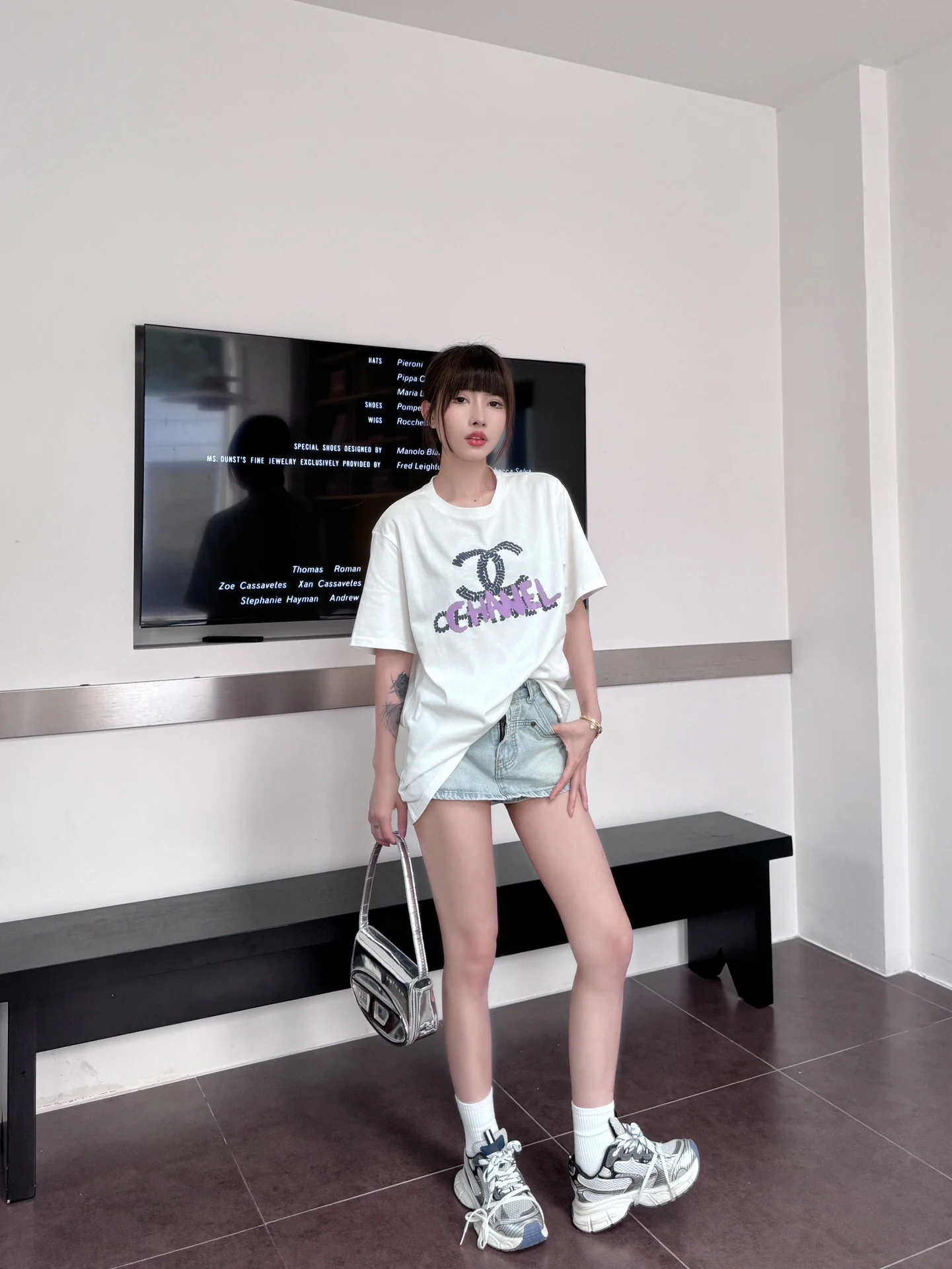 Футболка Chanel 2404 с перекрывающимся логотипом, с короткими рукавами, белая.