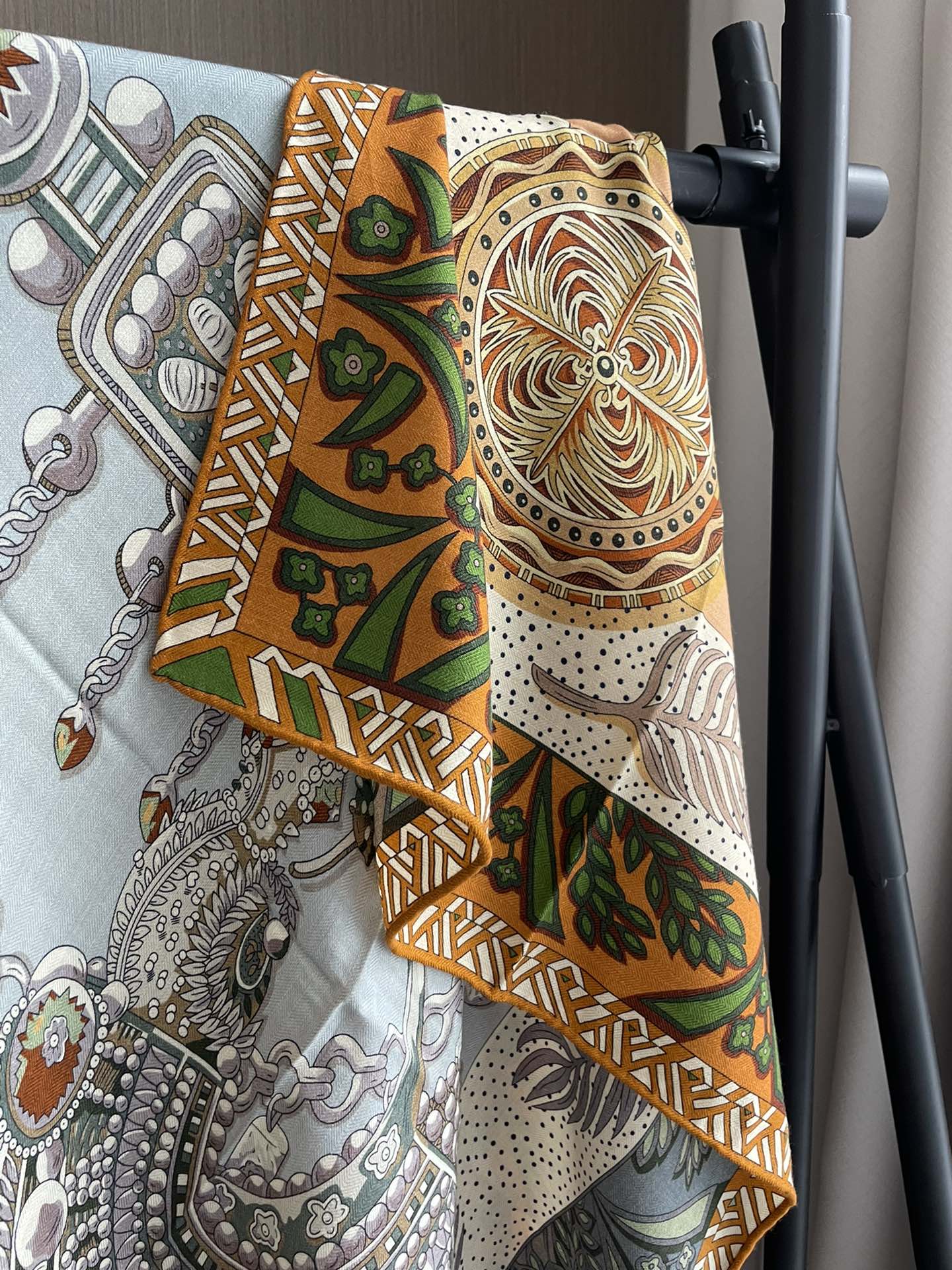 Двусторонний платок Hermes 140 - жетон с буквой H - необычный