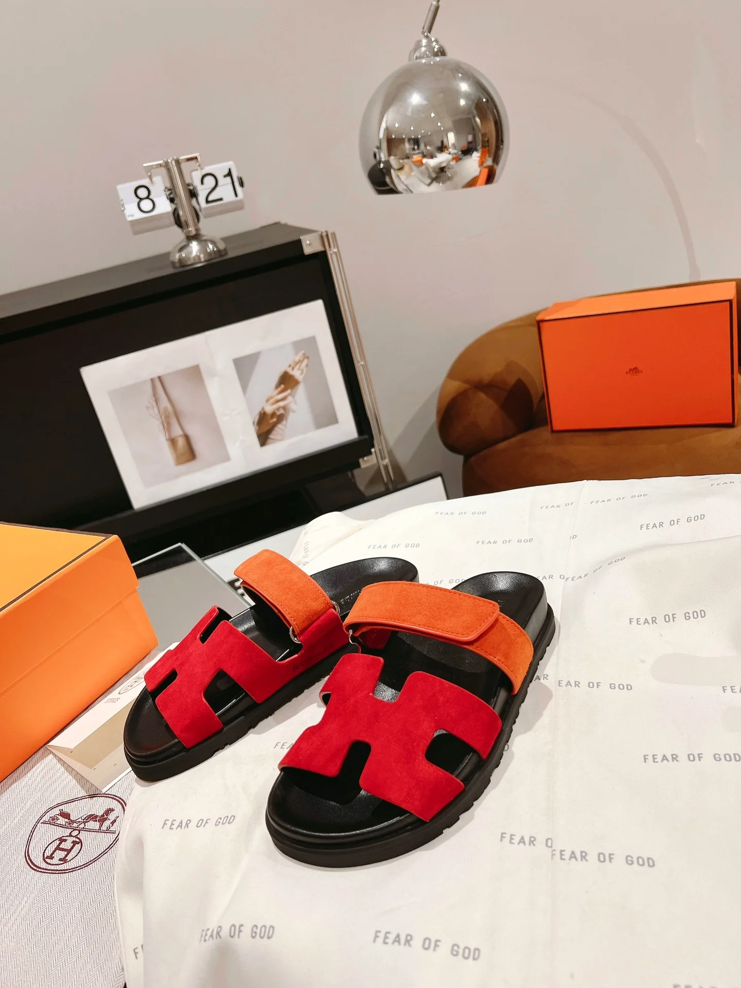 Тапочки Hermes из кожи и овечьей кожи с отделкой - оранжево-красные.