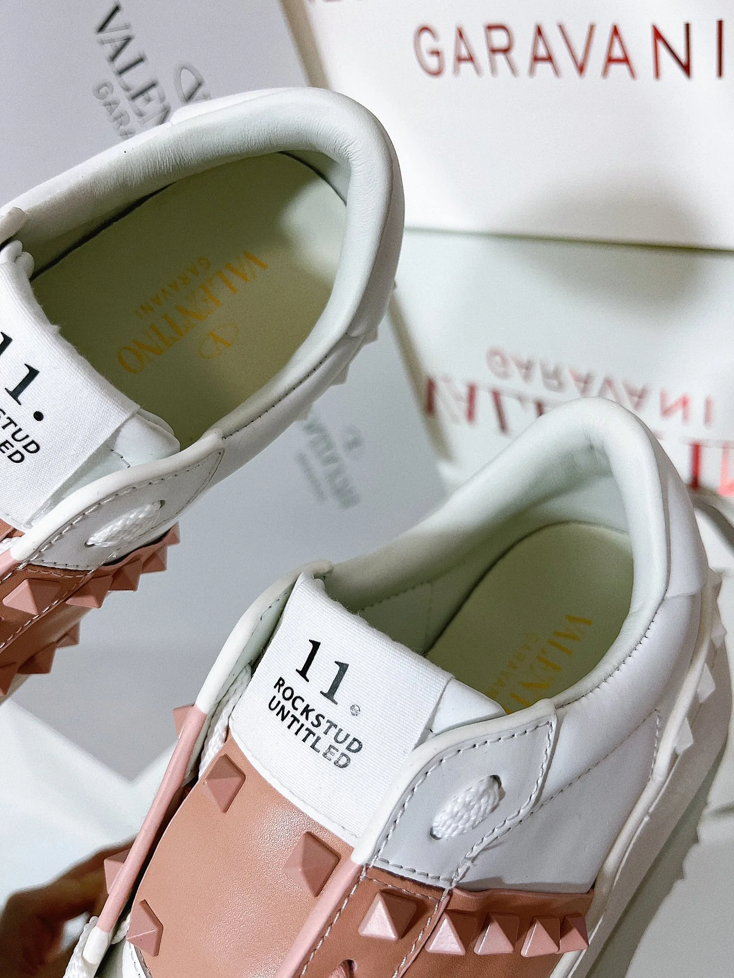 Белые повседневные кроссовки на платформе Valentino - розовые