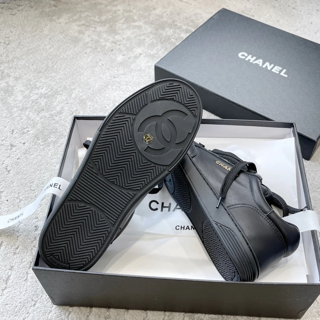 Новинка сезона весна/лето 2023 от Chanel - кроссовки с золотистой отделкой - черные.