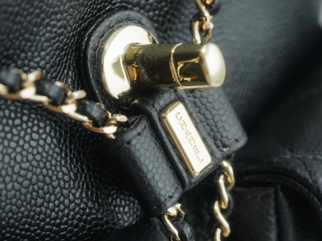 Кожаная мини-куртка Chanel 23p Duma с открытыми плечами, черная.