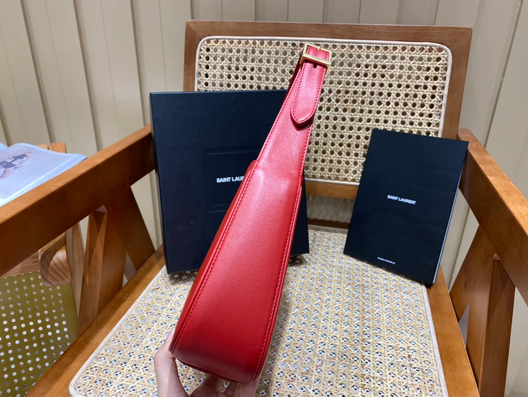 Сумка-седло YSL - красная с золотой фурнитурой.