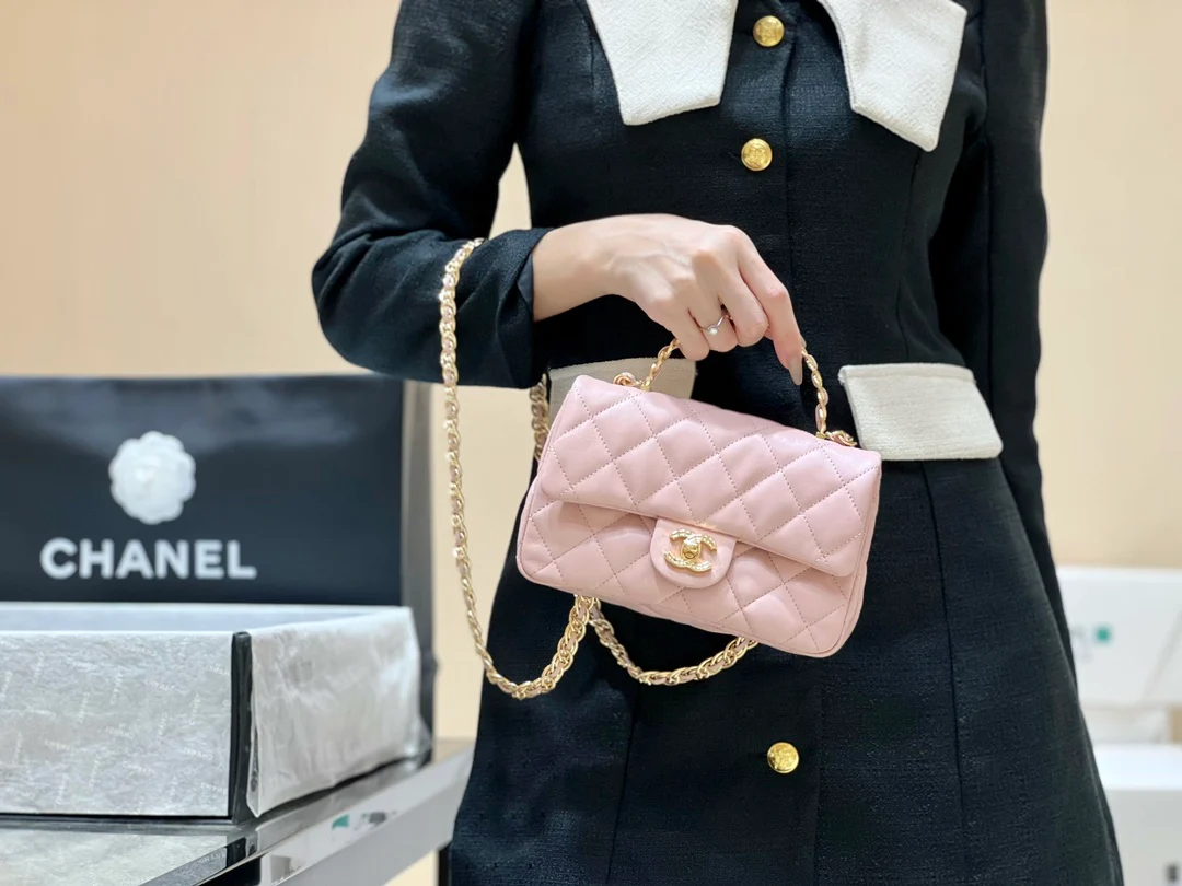 Новинка сезона весна/лето 2023 от Chanel - сумка из овечьей кожи CF - розовая - на фото.