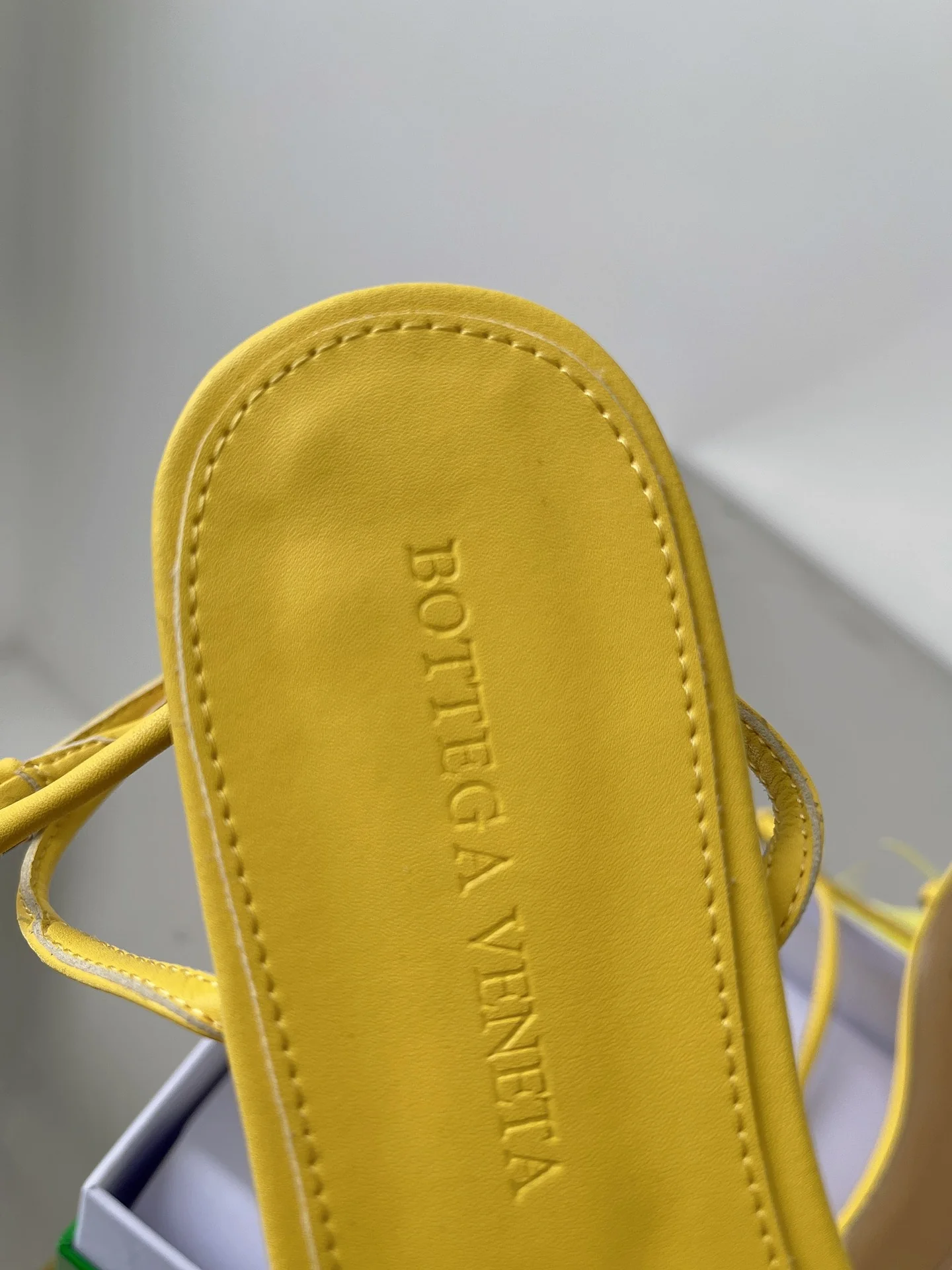 BV - Босоножки на высоком каблуке с облегающим силуэтом - Желтые