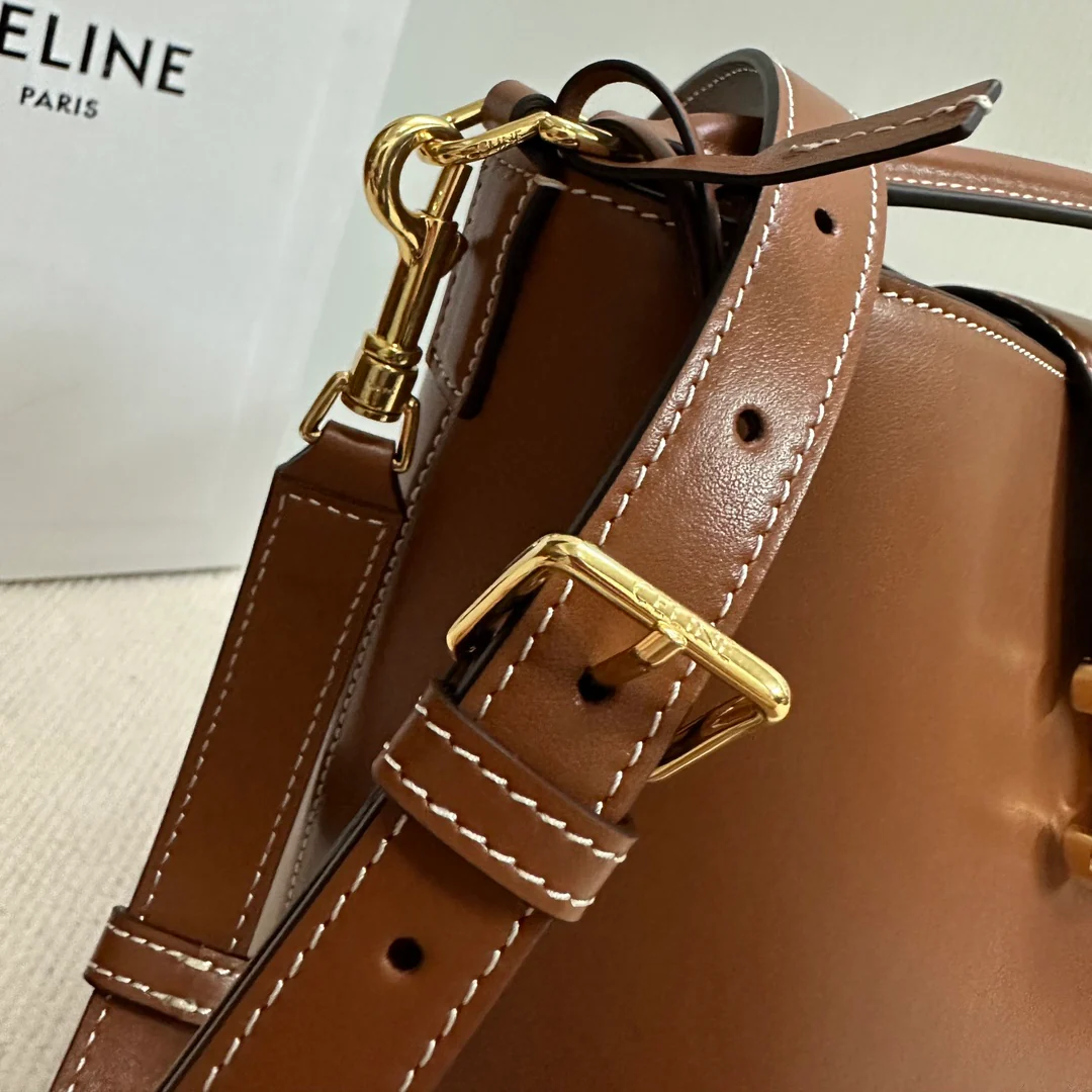 Кожаная сумка-ведро Celine Triomphe - коричневая