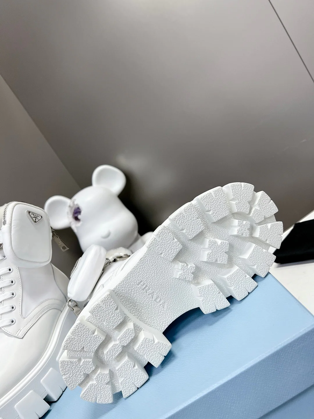 Chanel - Новинка ранней весны 2022 года - Высокие повседневные туфли с зубчатым ремешком - Белые