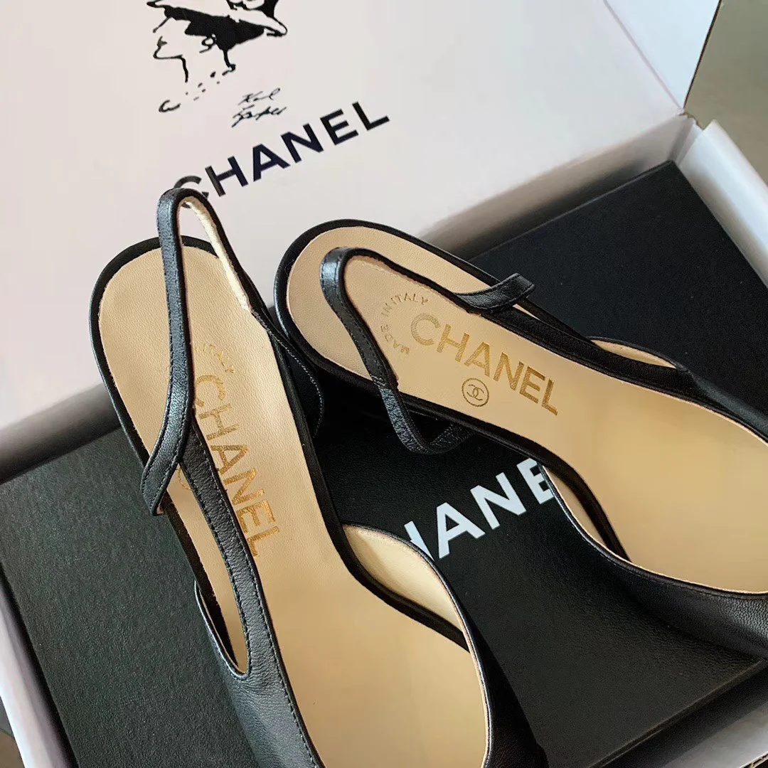 Классические сандалии Chanel на массивном каблуке - черные