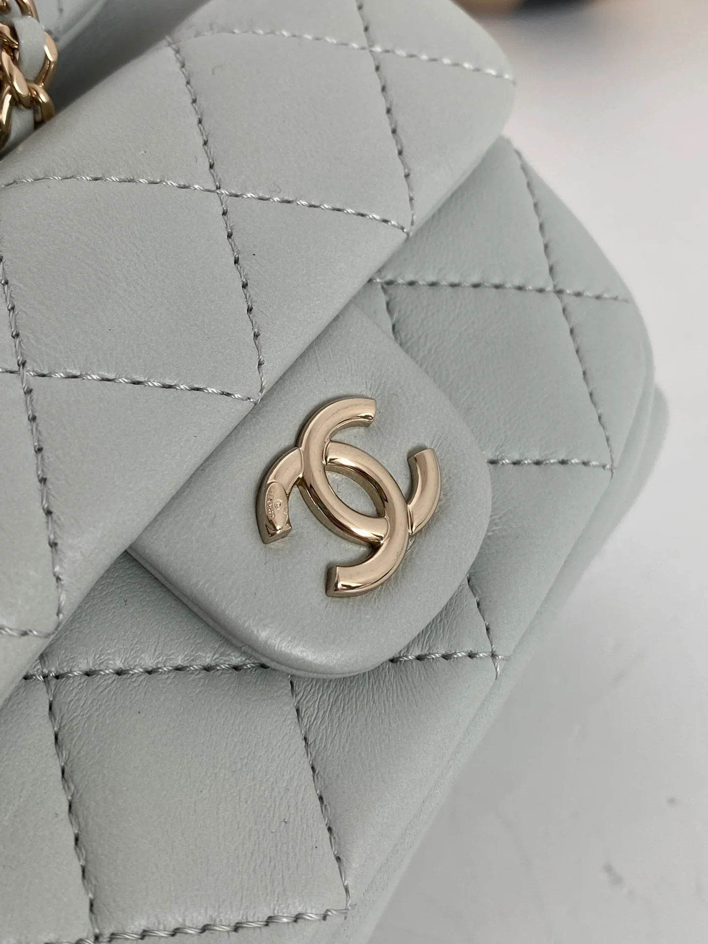 Новинка начала лета 2023 года от Chanel - Маленький рюкзак Duma - Серо-голубой