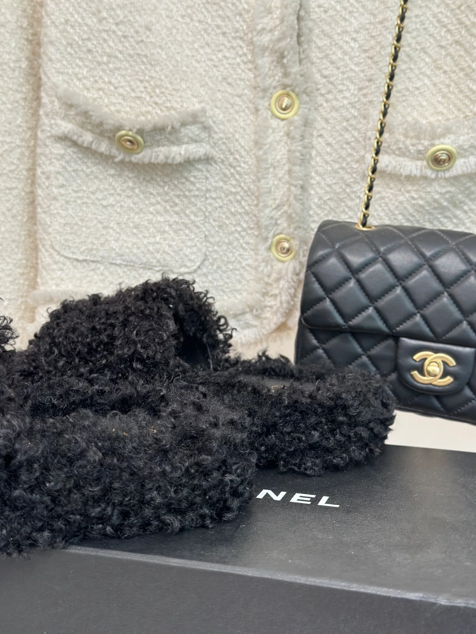 Новинка 2023 года от Chanel - Шерстяные меховые тапочки