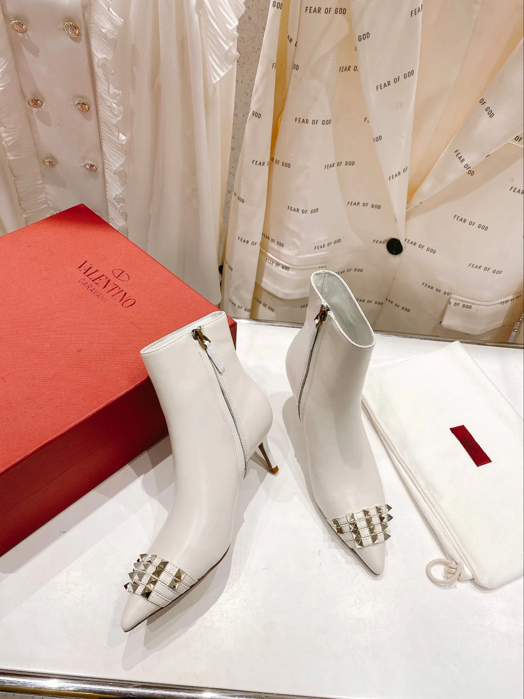 Ботильоны Valentino на шпильке с заклепками - белые