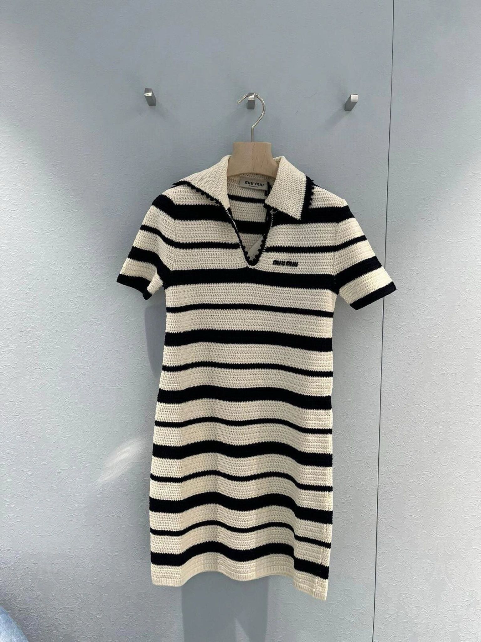 Miu Miu-2404-24 Новое весеннее платье в стиле преппи: полосатое трикотажное платье-поло